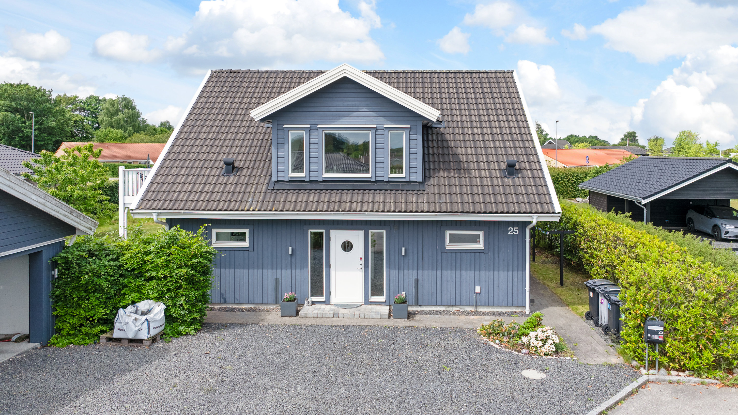 Fremhævet facade billede i fuldskærmstilstand. Billede af Th. Petersens Vej 25, 3330 Gørløse
