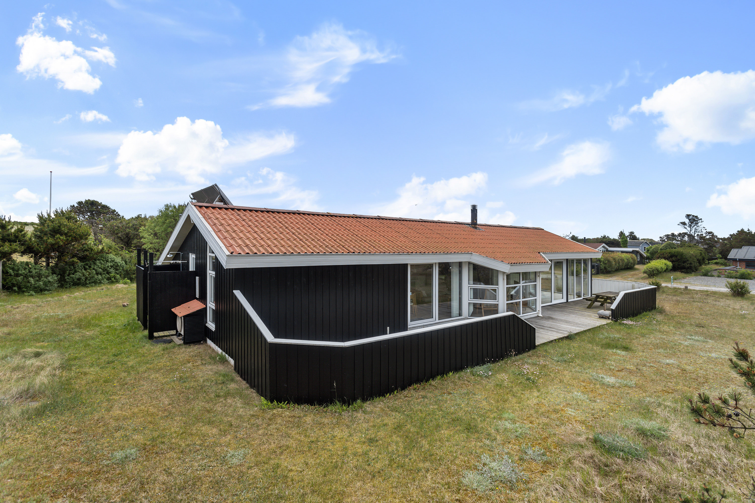 Fremhævet facade billede i fuldskærmstilstand. Billede af Sigridsvej 4, Lyngså, 9300 Sæby