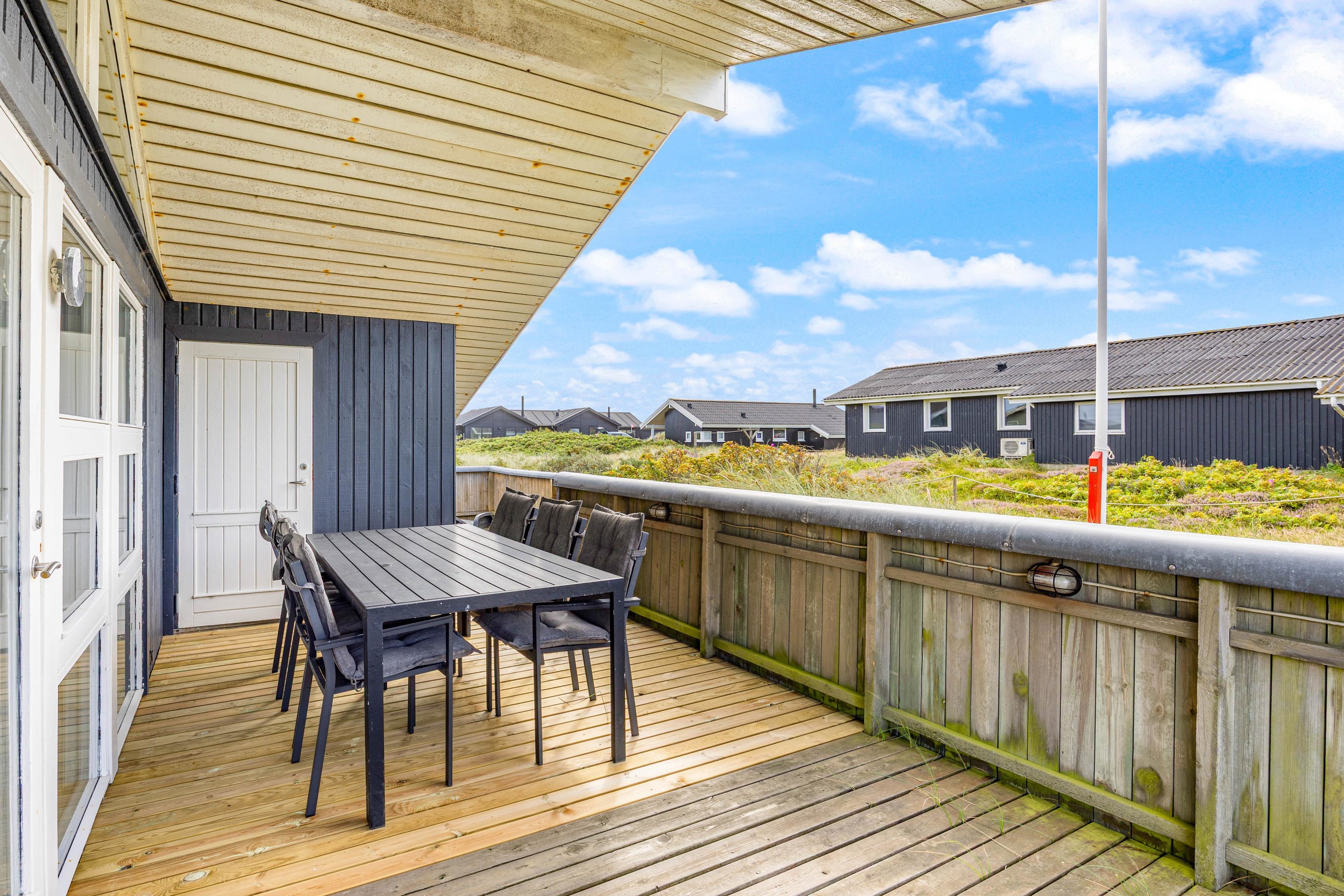 Fremhævet terrasse billede i fuldskærmstilstand. Billede af Bjerregårdsvej 404, Bjerregaard, 6960 Hvide Sande