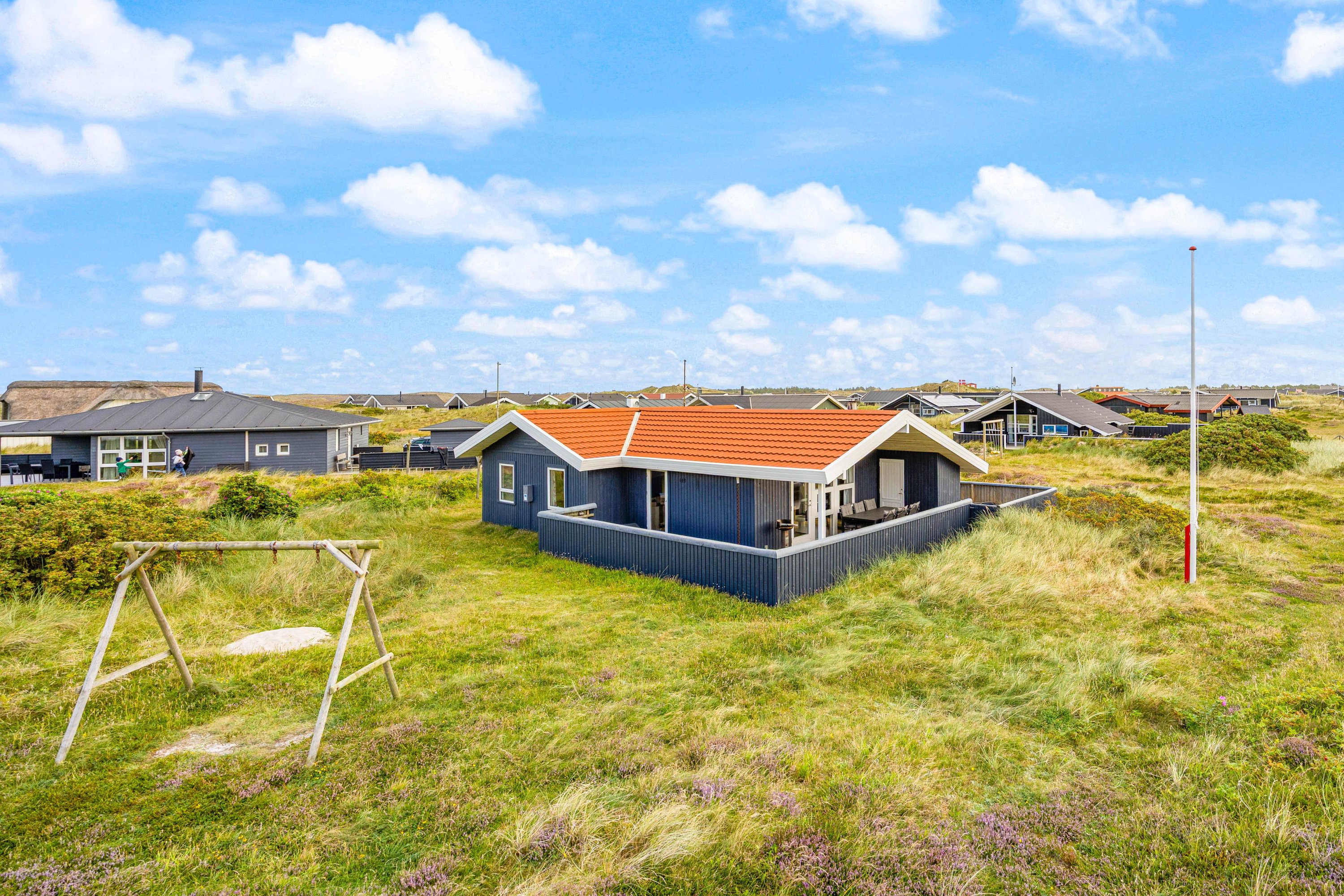 Fremhævet facade billede i fuldskærmstilstand. Billede af Bjerregårdsvej 404, Bjerregaard, 6960 Hvide Sande