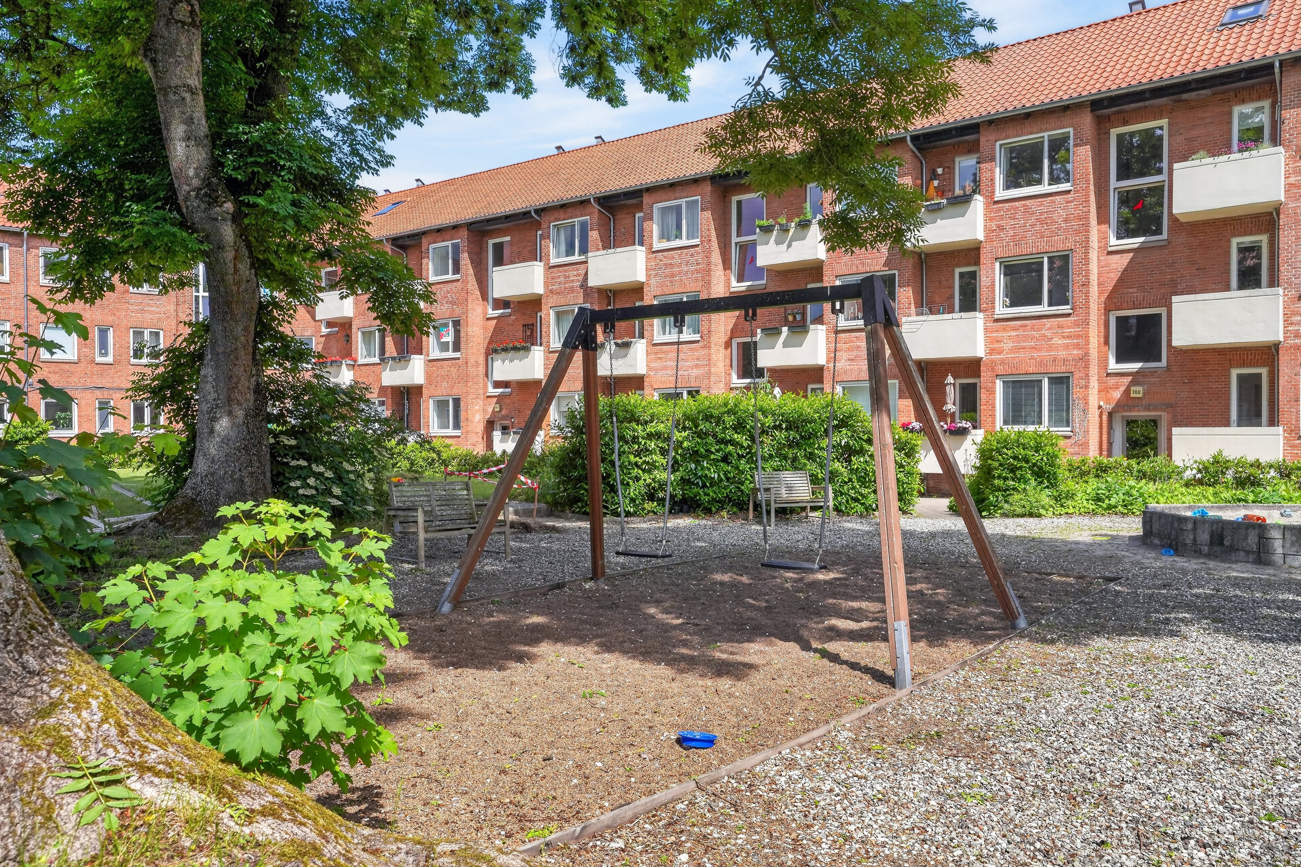 Fremhævet gårdmiljø billede i fuldskærmstilstand. Billede af Engelsborgvej 28D, 2. th., 2800 Kongens Lyngby