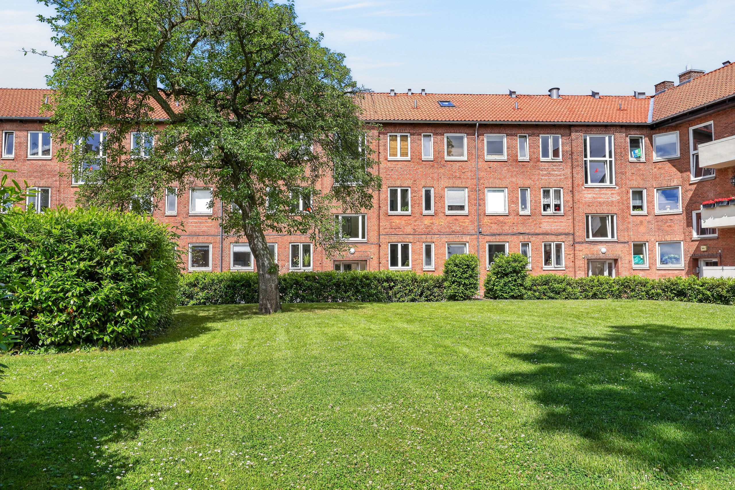 Fremhævet gårdmiljø billede i fuldskærmstilstand. Billede af Engelsborgvej 28D, 2. th., 2800 Kongens Lyngby
