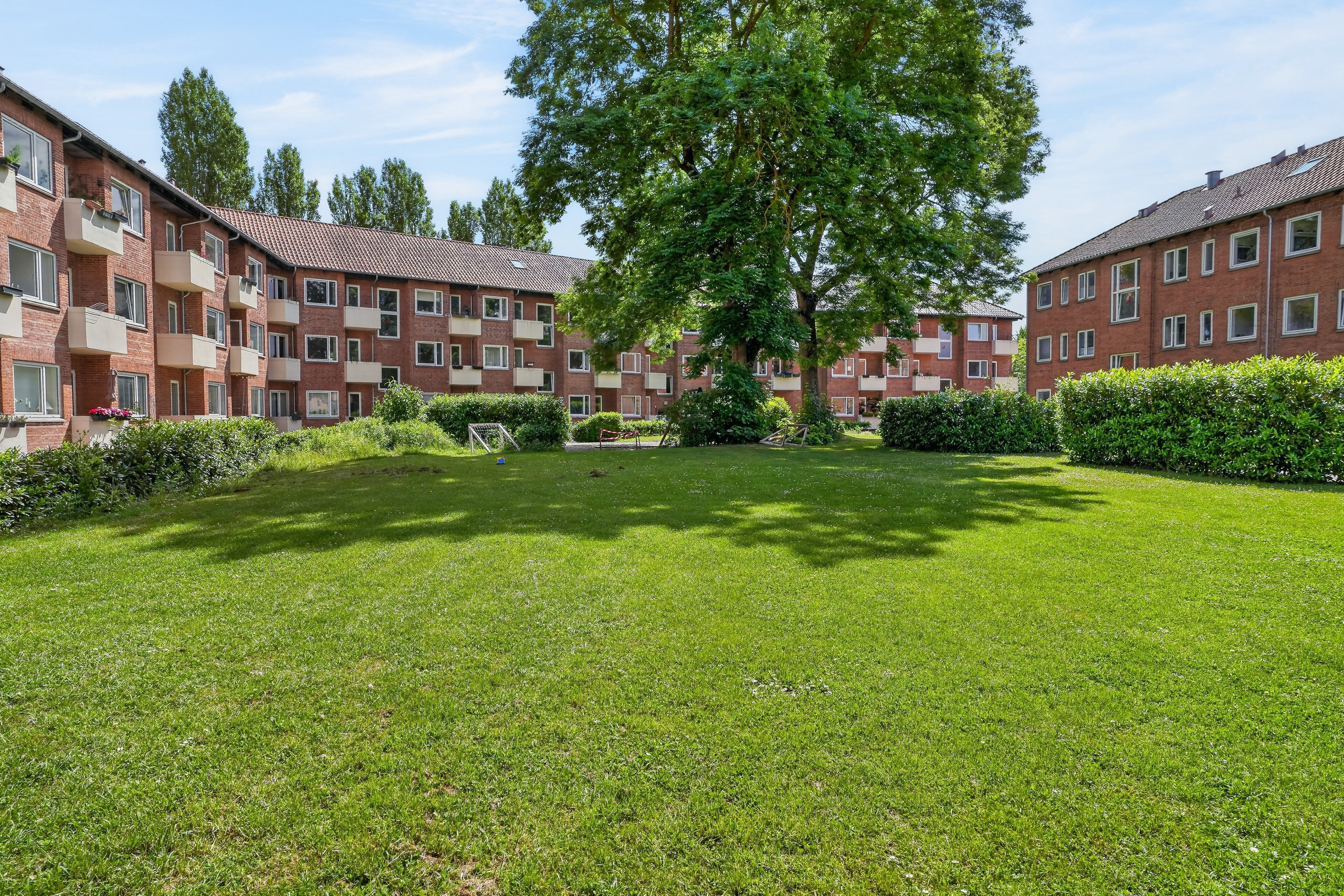 Fremhævet gårdmiljø billede i fuldskærmstilstand. Billede af Engelsborgvej 28D, 2. th., 2800 Kongens Lyngby