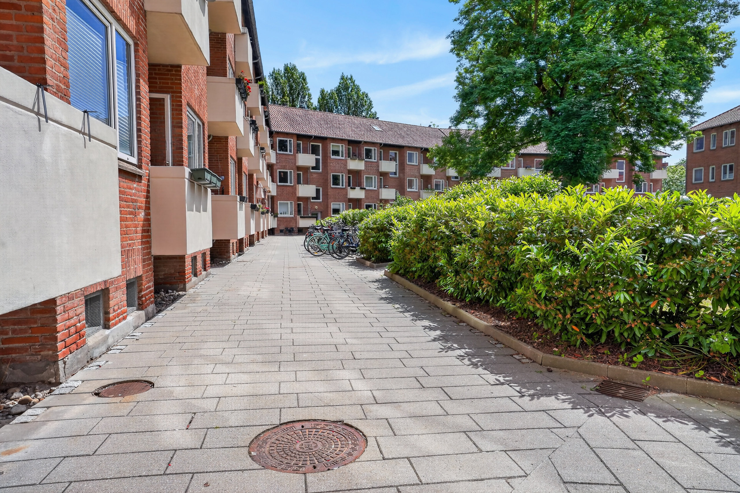 Fremhævet gårdmiljø billede i fuldskærmstilstand. Billede af Engelsborgvej 28D, 2. th., 2800 Kongens Lyngby