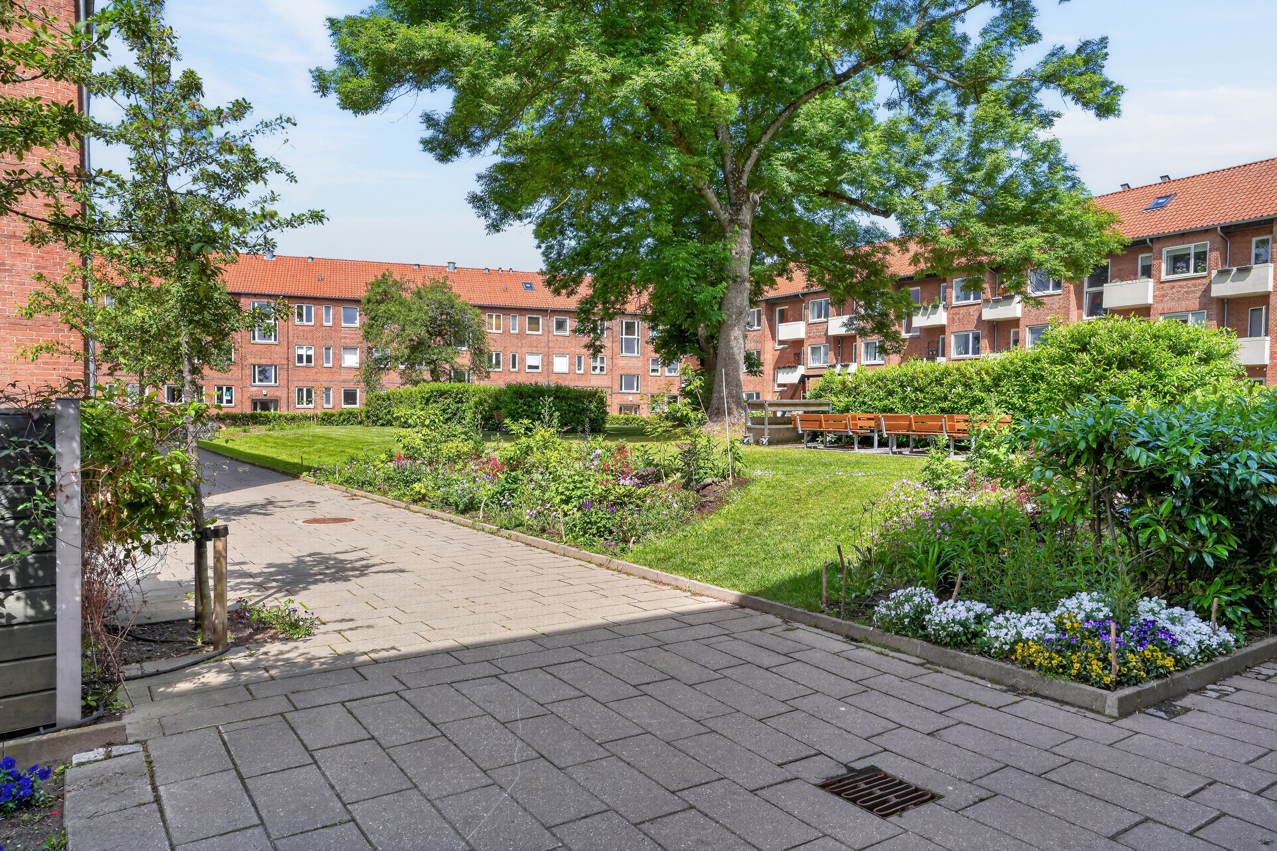 Fremhævet gårdmiljø billede i fuldskærmstilstand. Billede af Engelsborgvej 28D, 2. th., 2800 Kongens Lyngby