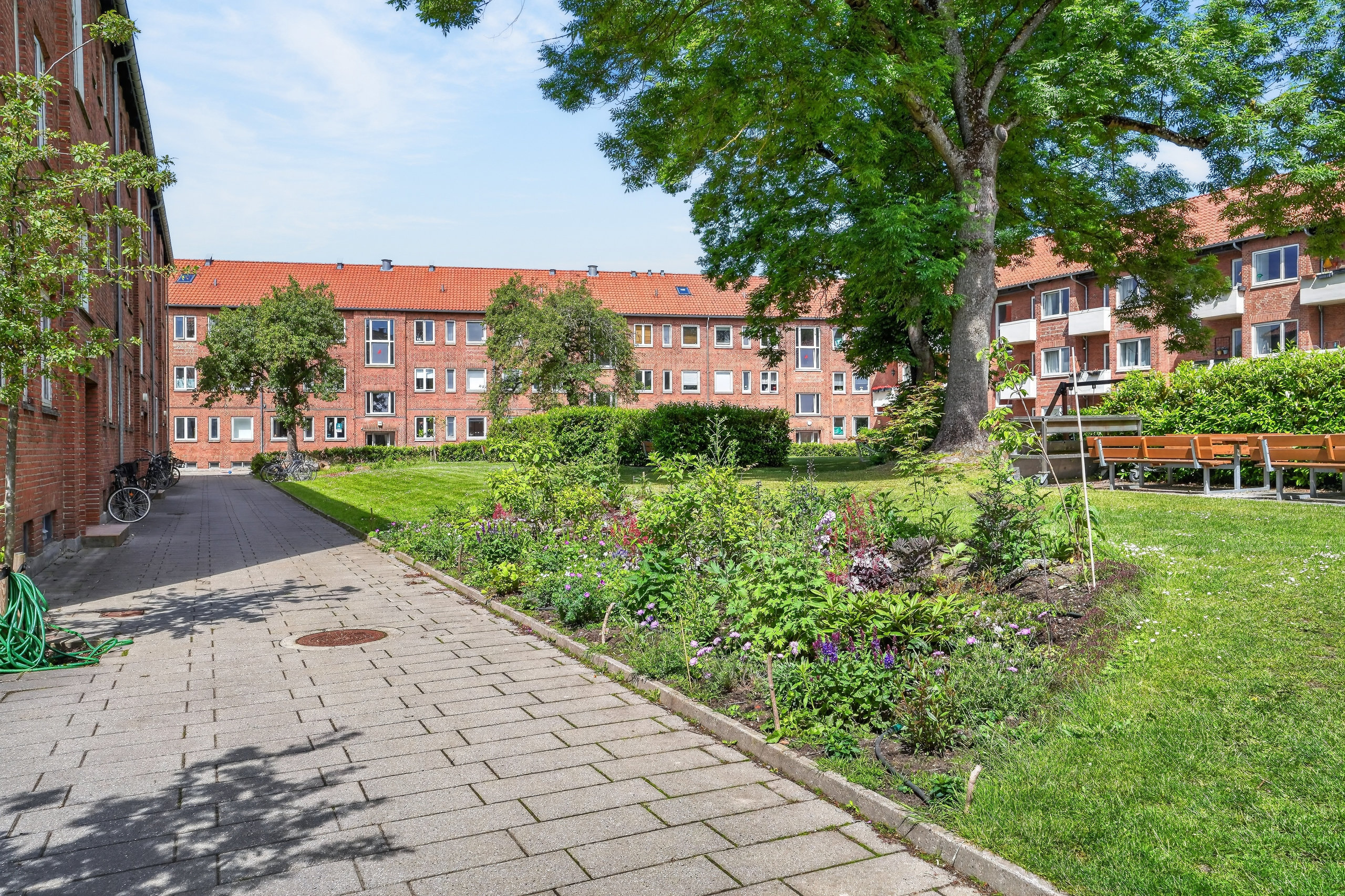 Fremhævet gårdmiljø billede i fuldskærmstilstand. Billede af Engelsborgvej 28D, 2. th., 2800 Kongens Lyngby