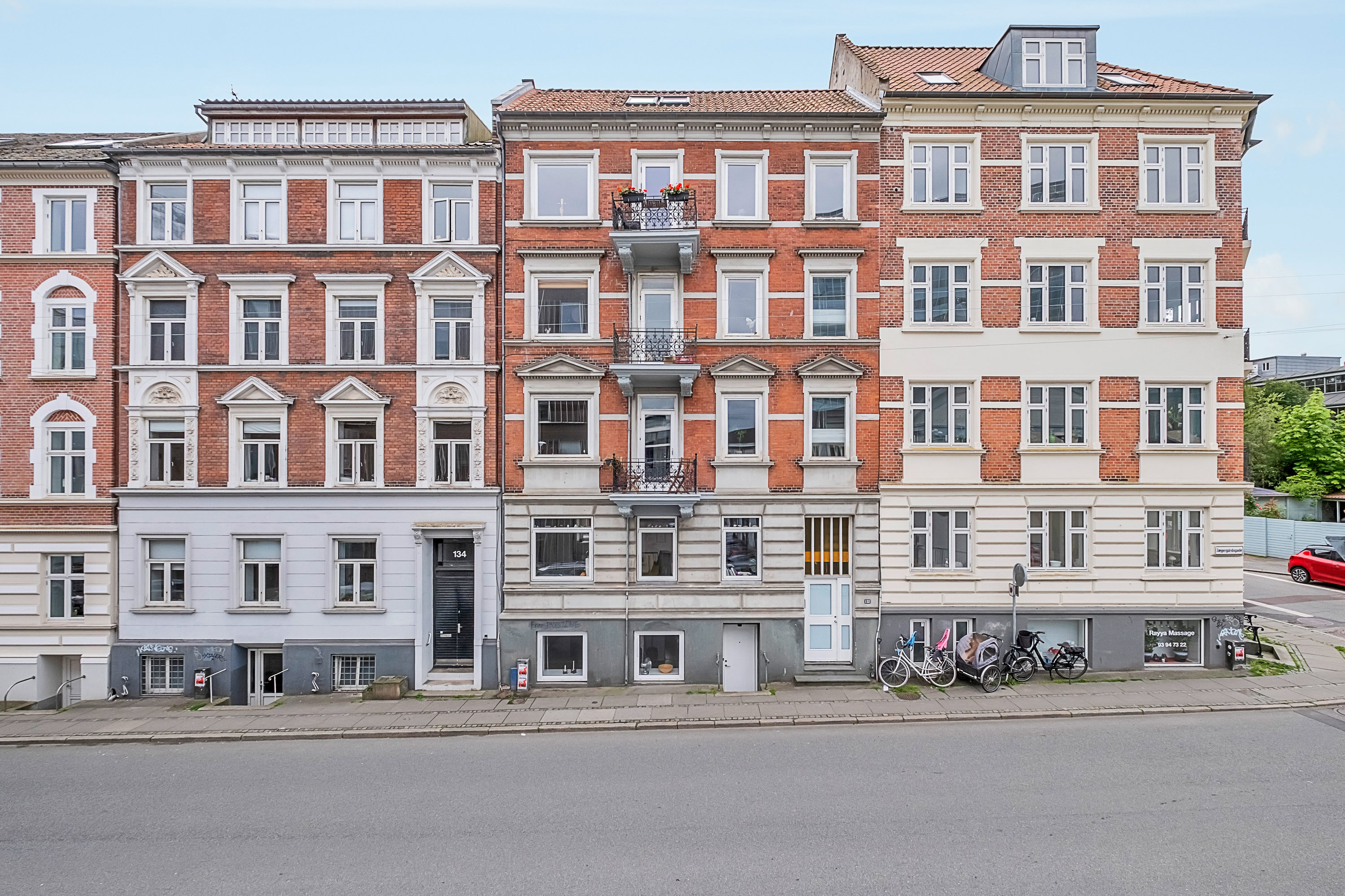 Fremhævet facade billede i fuldskærmstilstand. Billede af Jægergårdsgade 132, kld.., 8000 Aarhus C