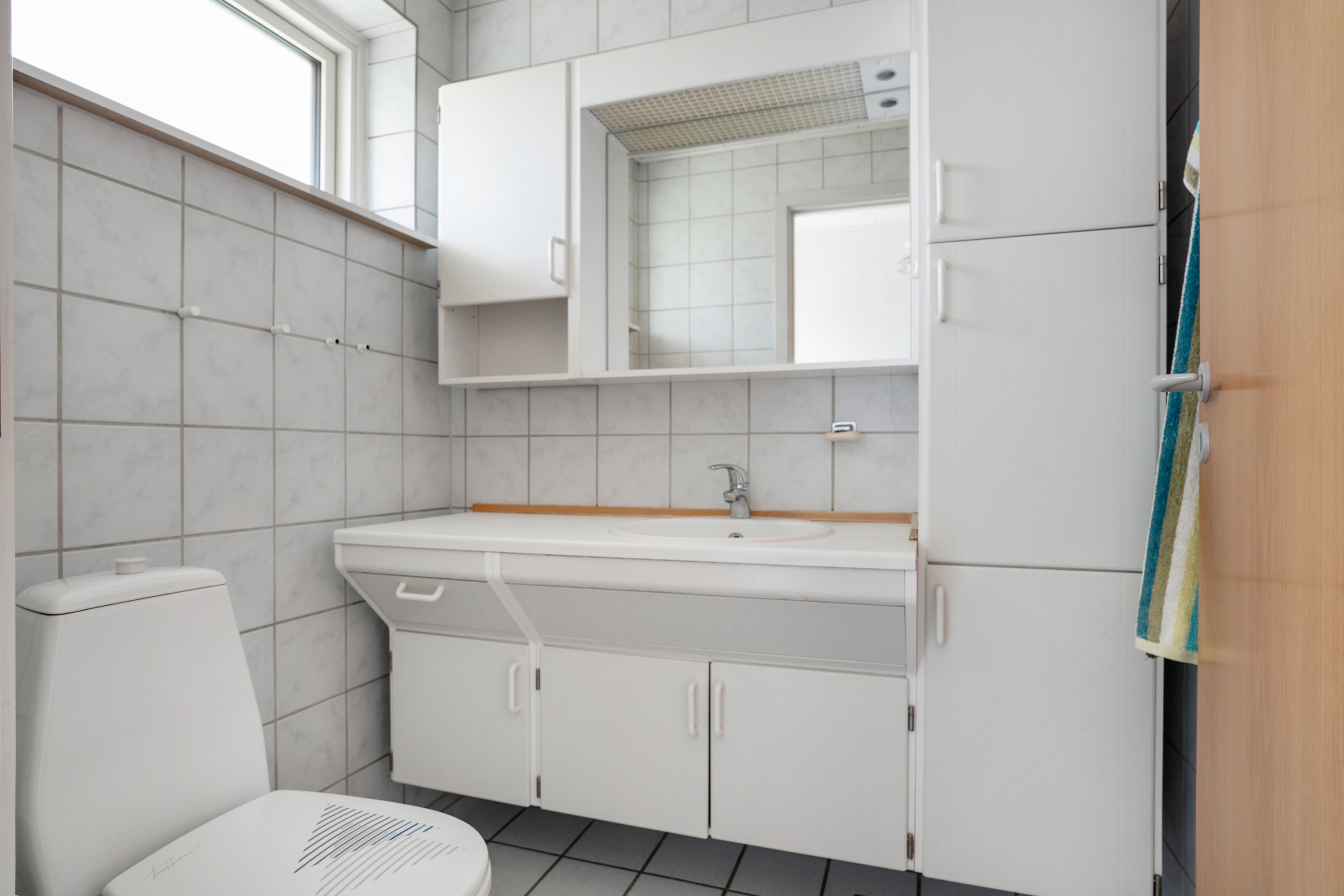 Fremhævet toilet billede i fuldskærmstilstand. Billede af Hybenvej 43, 8763 Rask Mølle