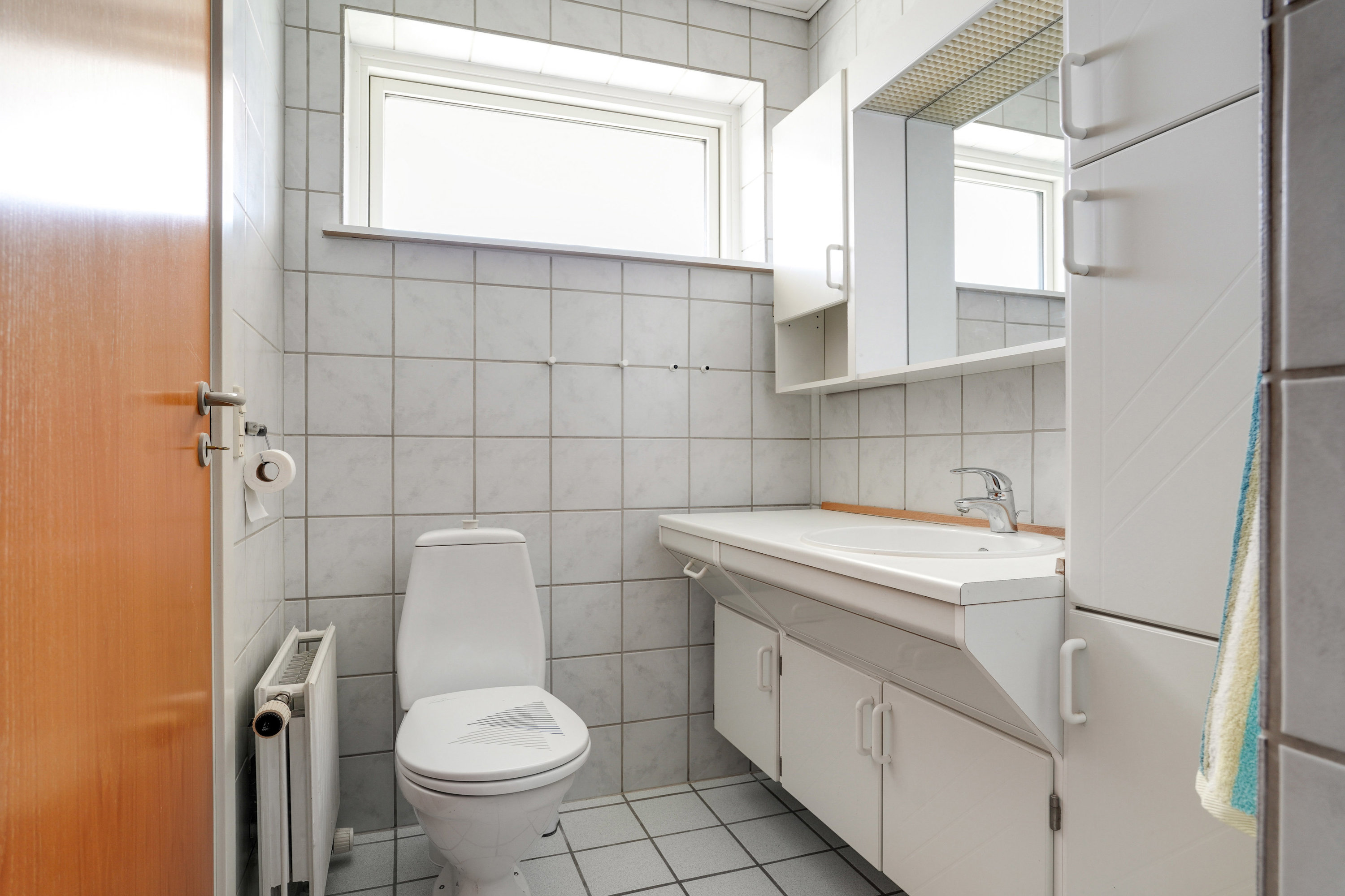 Fremhævet toilet billede i fuldskærmstilstand. Billede af Hybenvej 43, 8763 Rask Mølle