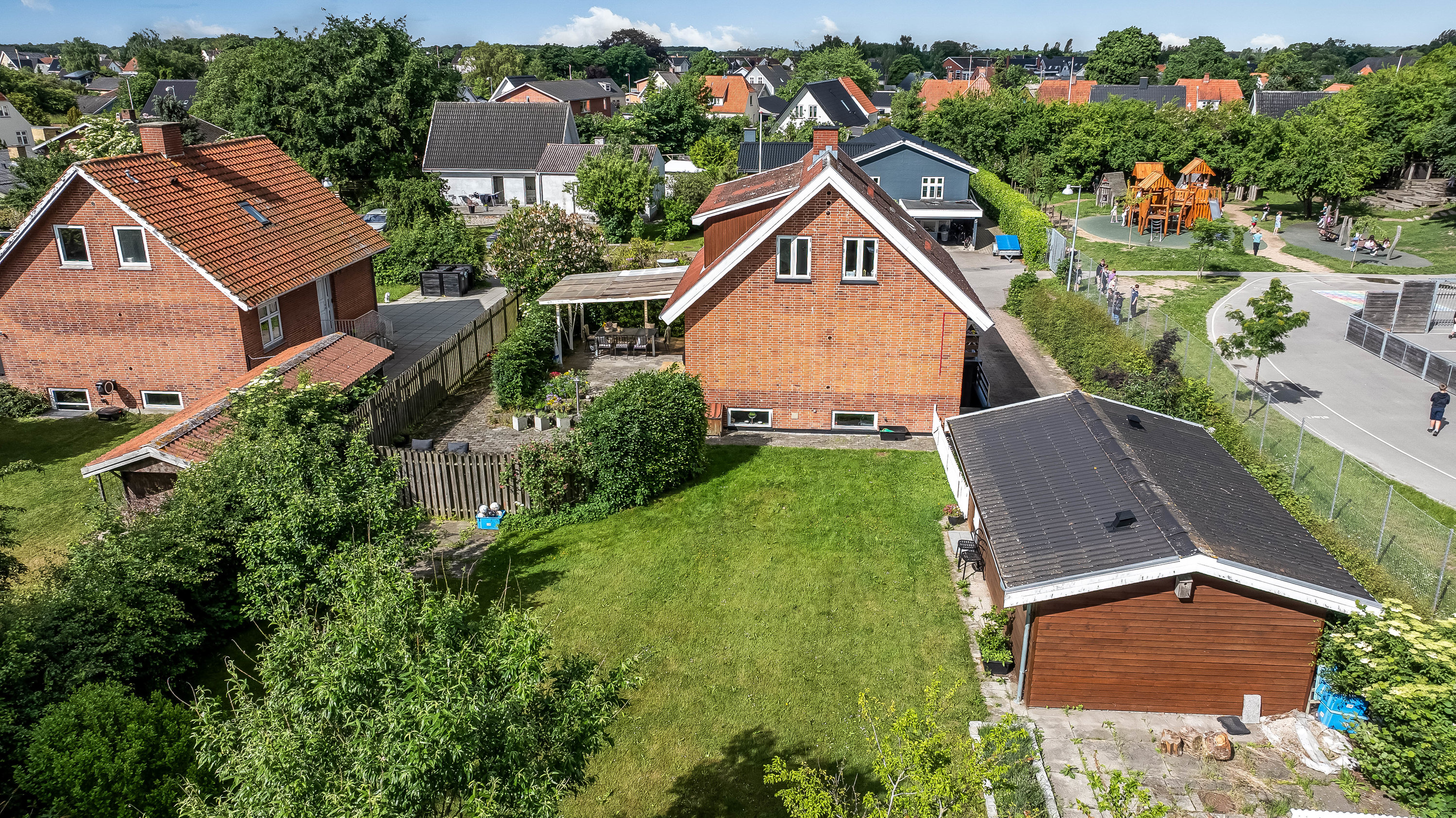 Fremhævet facade billede i fuldskærmstilstand. Billede af Hulebækvej 4, 3320 Skævinge