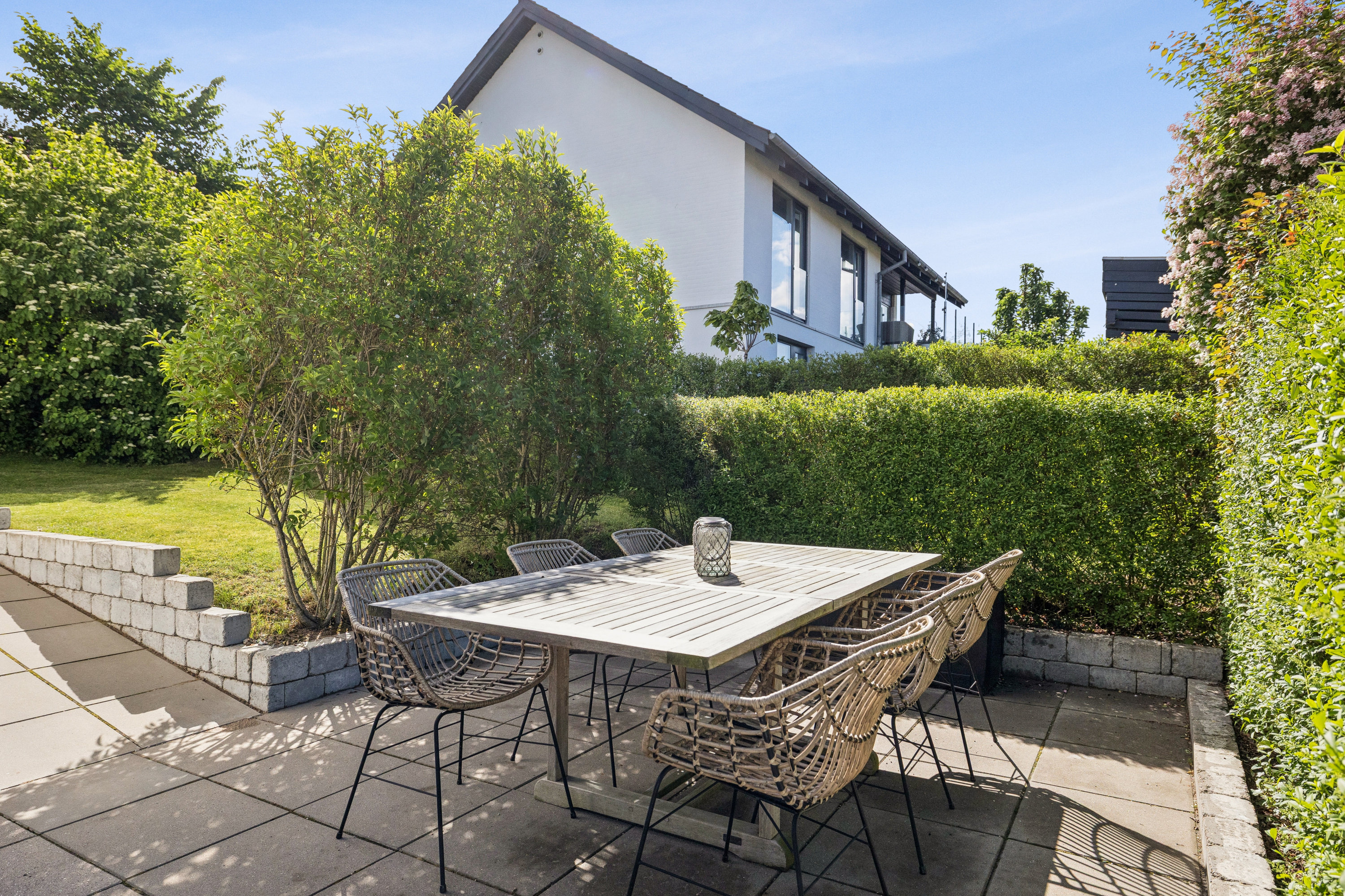 Fremhævet terrasse billede i fuldskærmstilstand. Billede af Svanevænget 4, 8660 Skanderborg