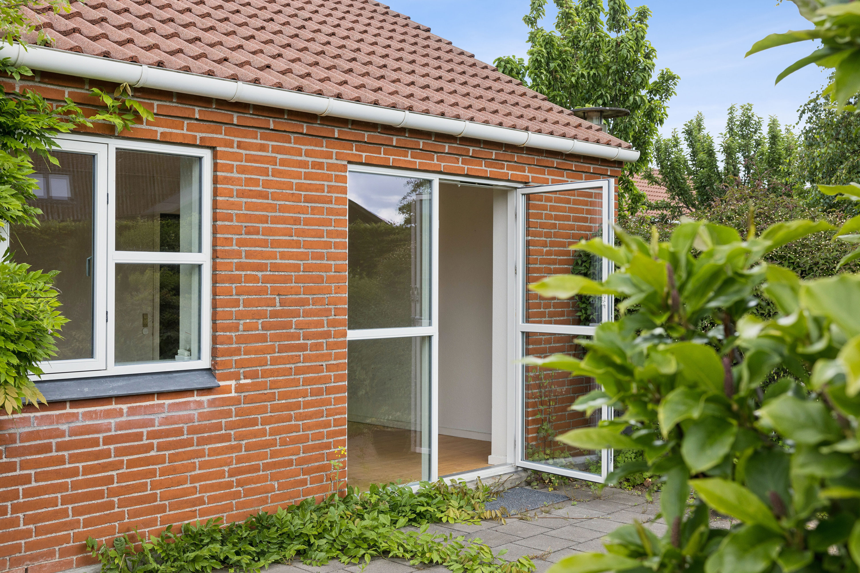 Fremhævet set fra haven billede i fuldskærmstilstand. Billede af Skelvænget 24, 5854 Gislev