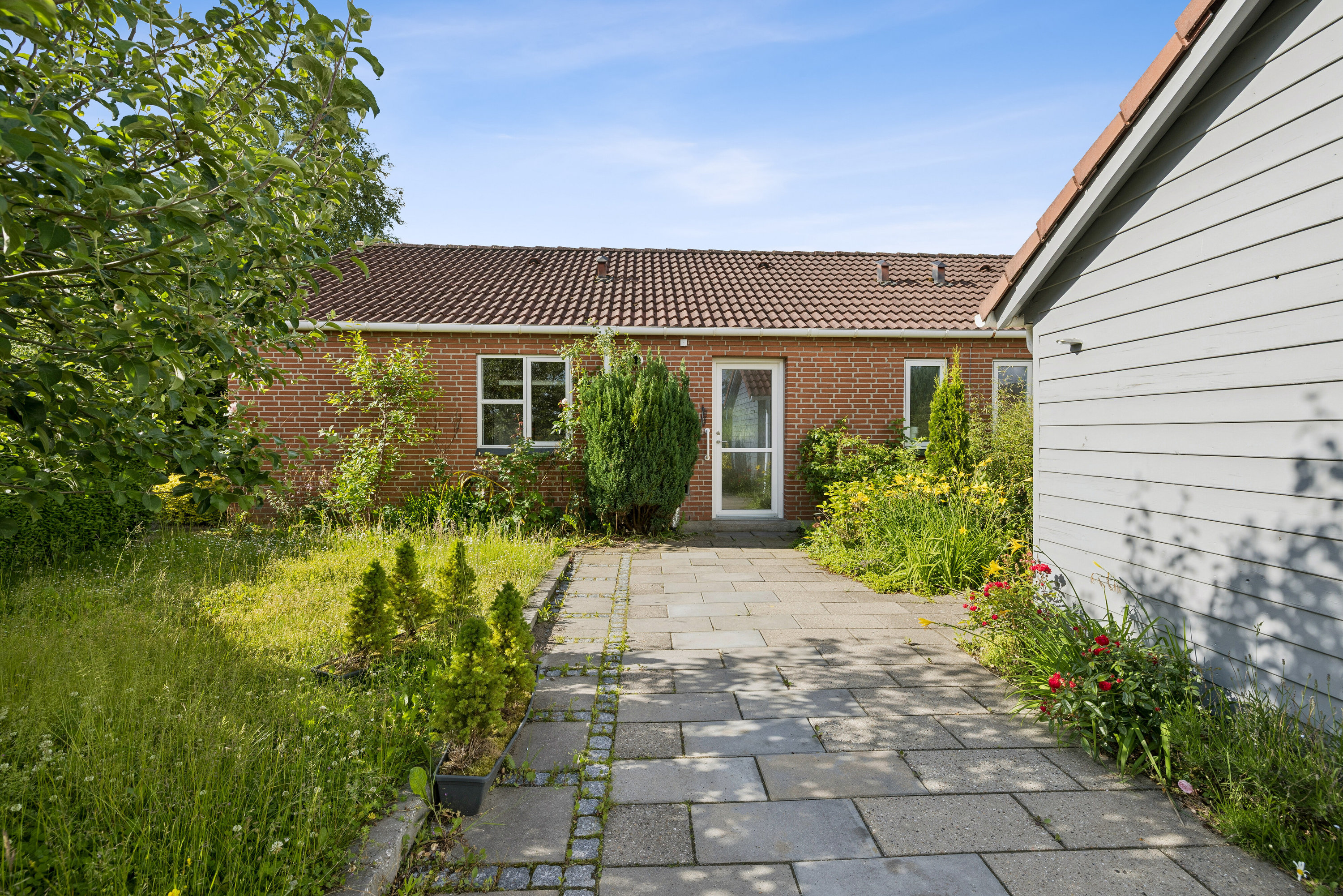 Fremhævet set fra haven billede i fuldskærmstilstand. Billede af Skelvænget 24, 5854 Gislev