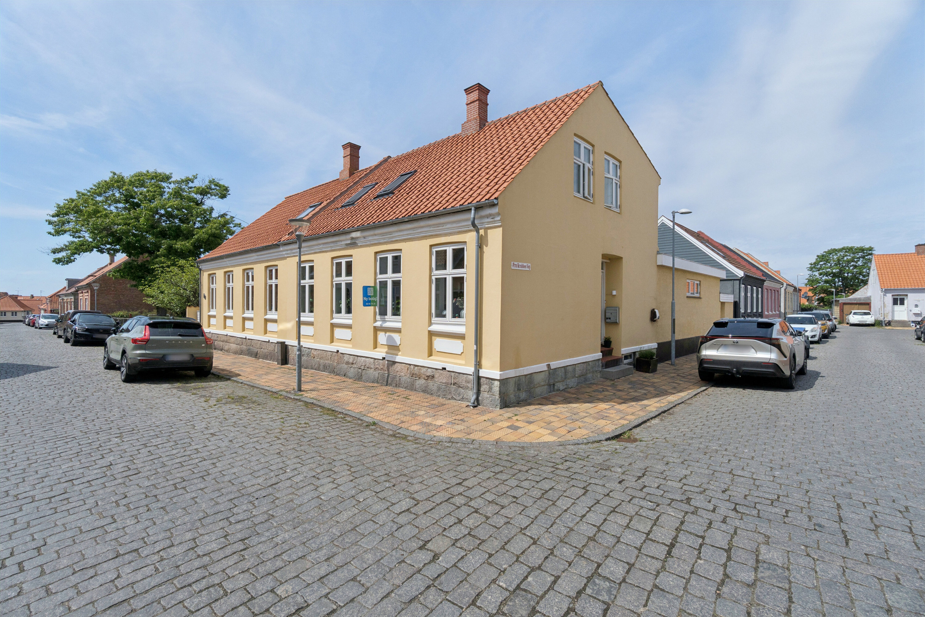 Fremhævet set fra vejen billede i fuldskærmstilstand. Billede af Fru Krabbes Vej 1, Rønne, 3700 Rønne