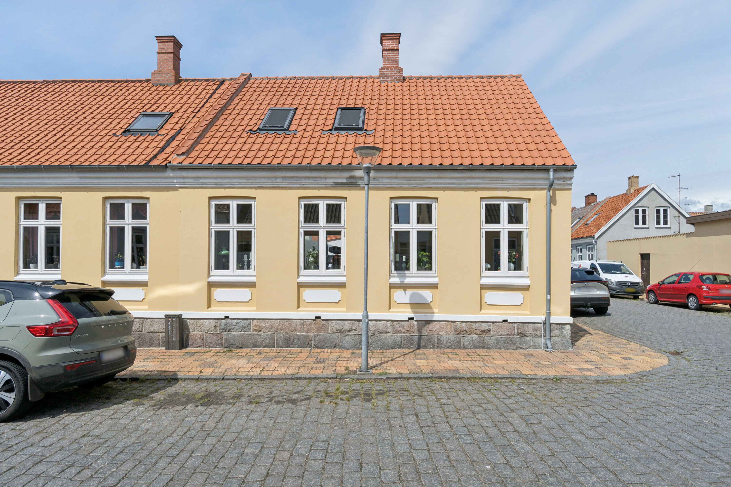 Fremhævet set fra vejen billede i fuldskærmstilstand. Billede af Fru Krabbes Vej 1, Rønne, 3700 Rønne