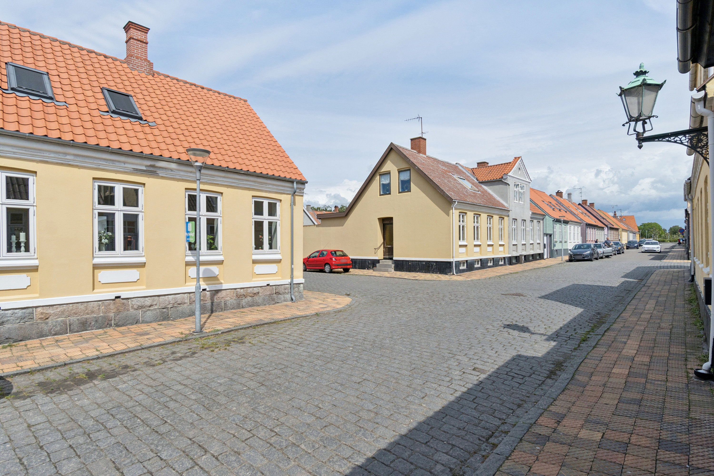 Fremhævet set fra vejen billede i fuldskærmstilstand. Billede af Fru Krabbes Vej 1, Rønne, 3700 Rønne
