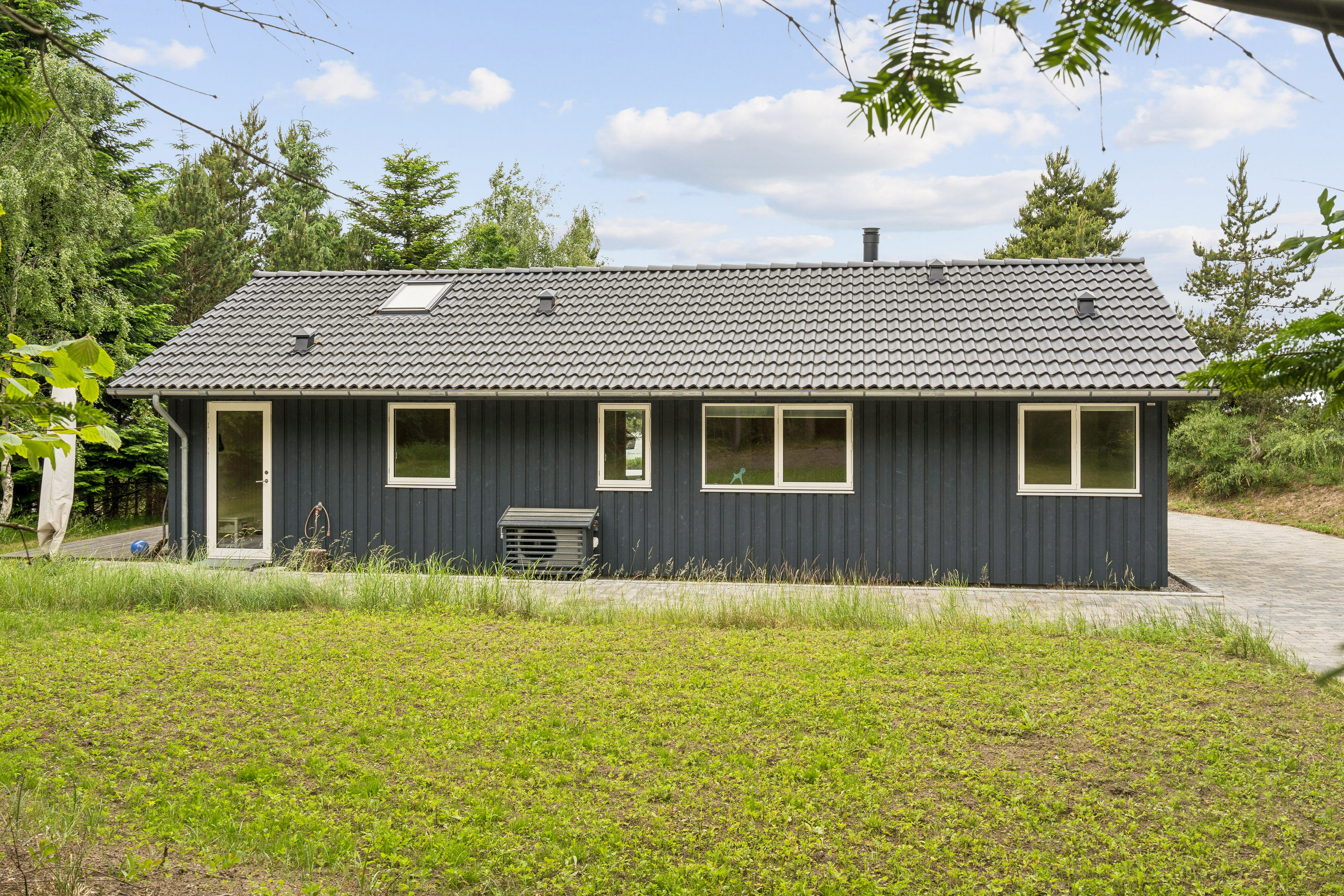 Fremhævet facade billede i fuldskærmstilstand. Billede af Skovskellet 28, Skamlebæk, 4540 Fårevejle