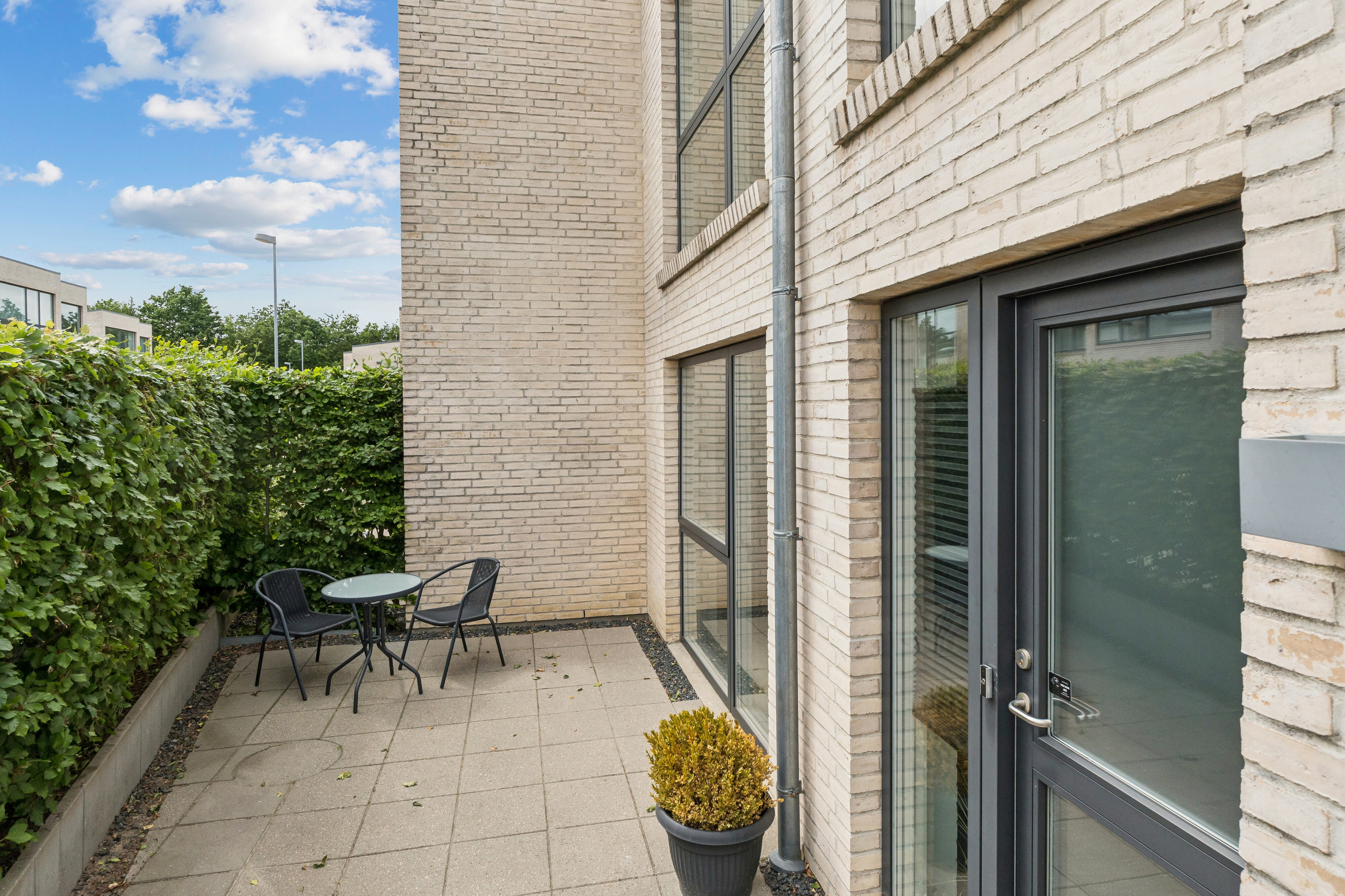Fremhævet terrasse billede i fuldskærmstilstand. Billede af Blåhøjtoften 2, Stavtrup, 8260 Viby J