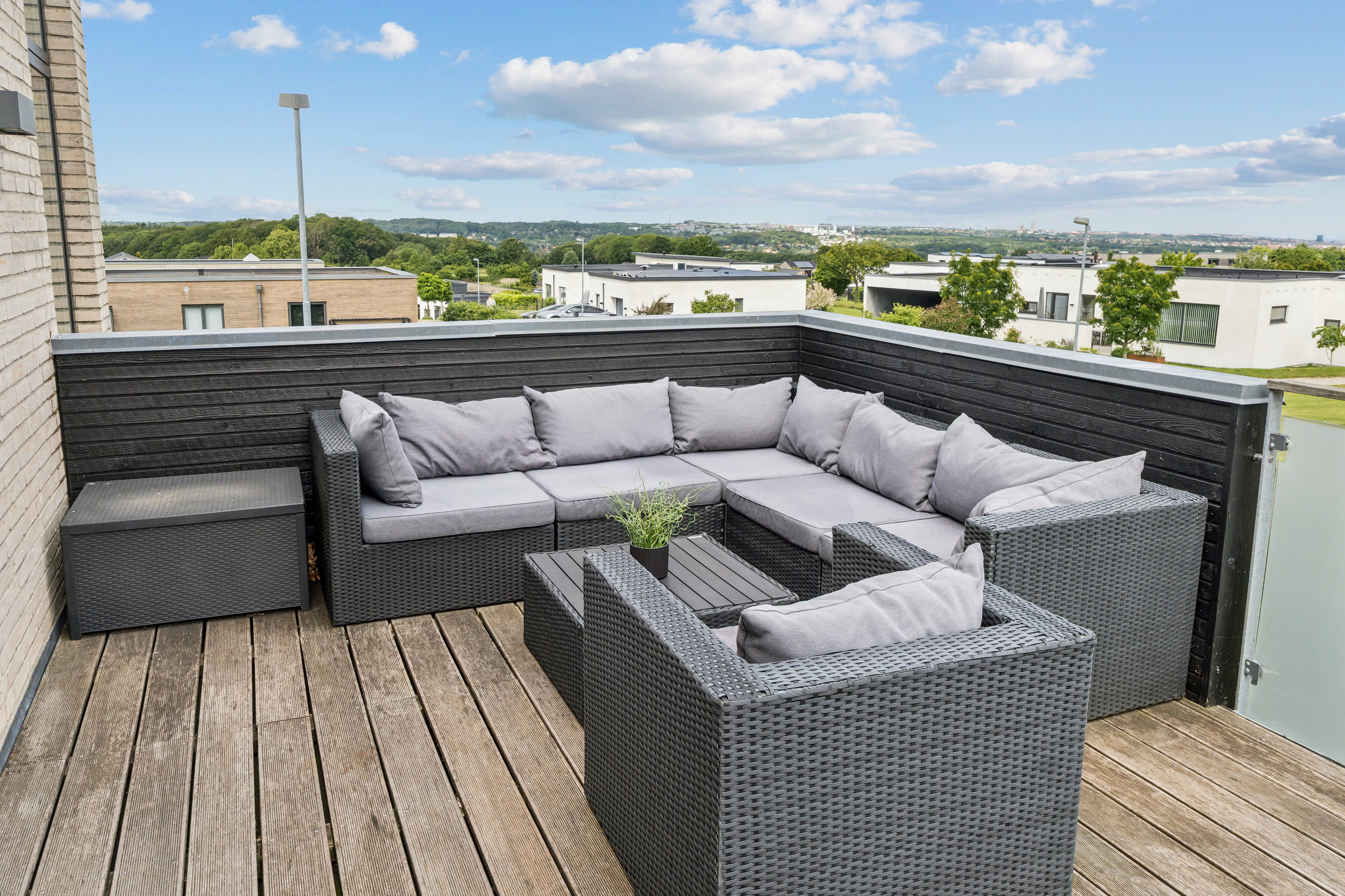 Fremhævet terrasse billede i fuldskærmstilstand. Billede af Blåhøjtoften 2, Stavtrup, 8260 Viby J