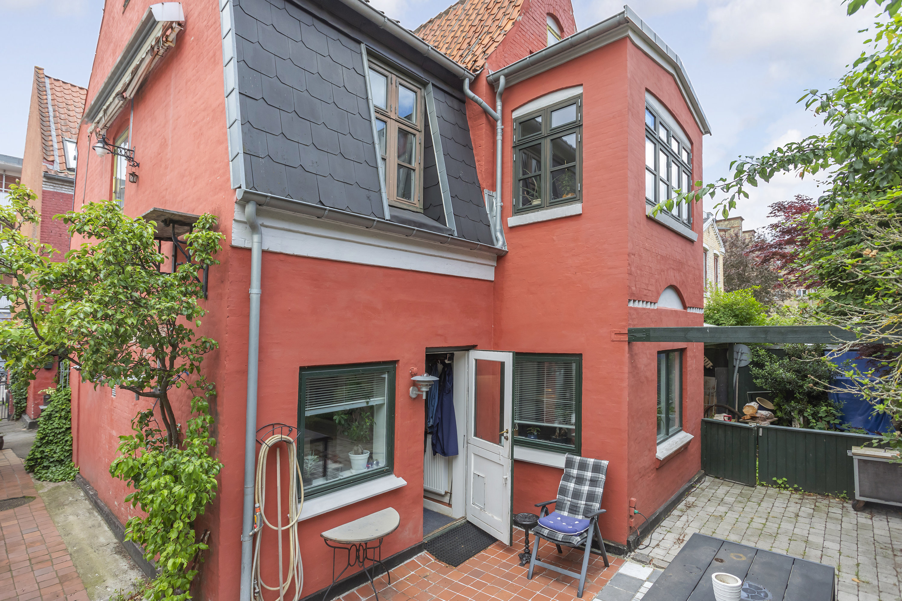 Fremhævet facade billede i fuldskærmstilstand. Billede af Kirkegårdsvej 15A, st.., 2300 København S