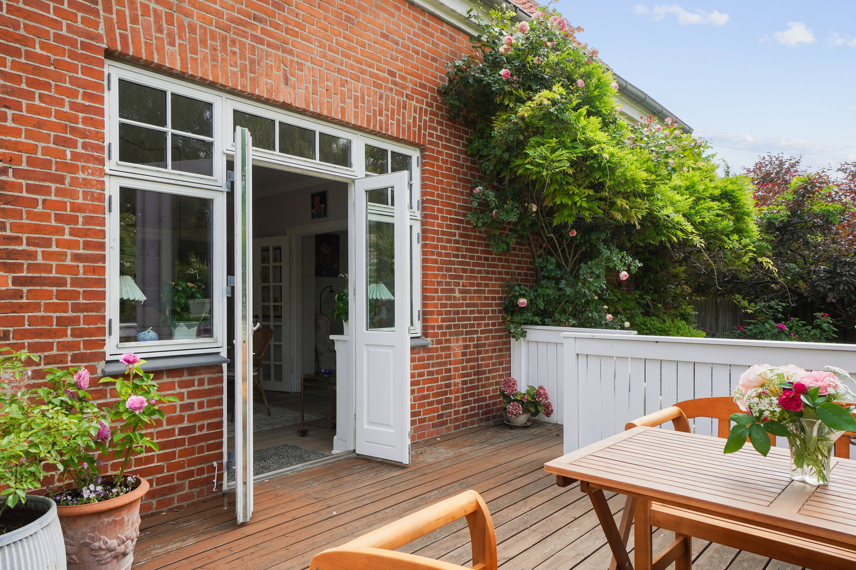 Fremhævet terrasse billede i fuldskærmstilstand. Billede af Byvolden 9, 4000 Roskilde