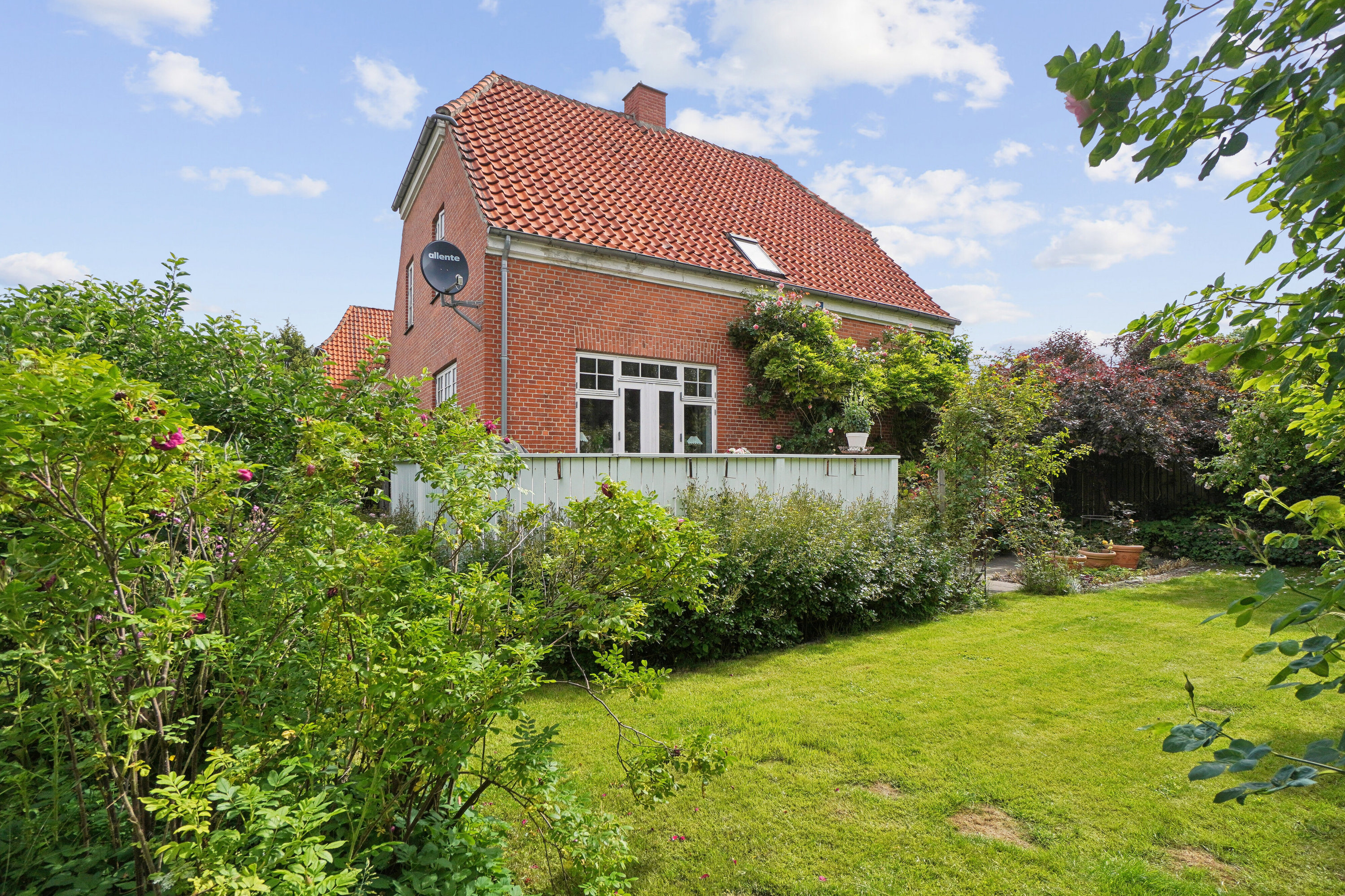 Fremhævet set fra haven billede i fuldskærmstilstand. Billede af Byvolden 9, 4000 Roskilde