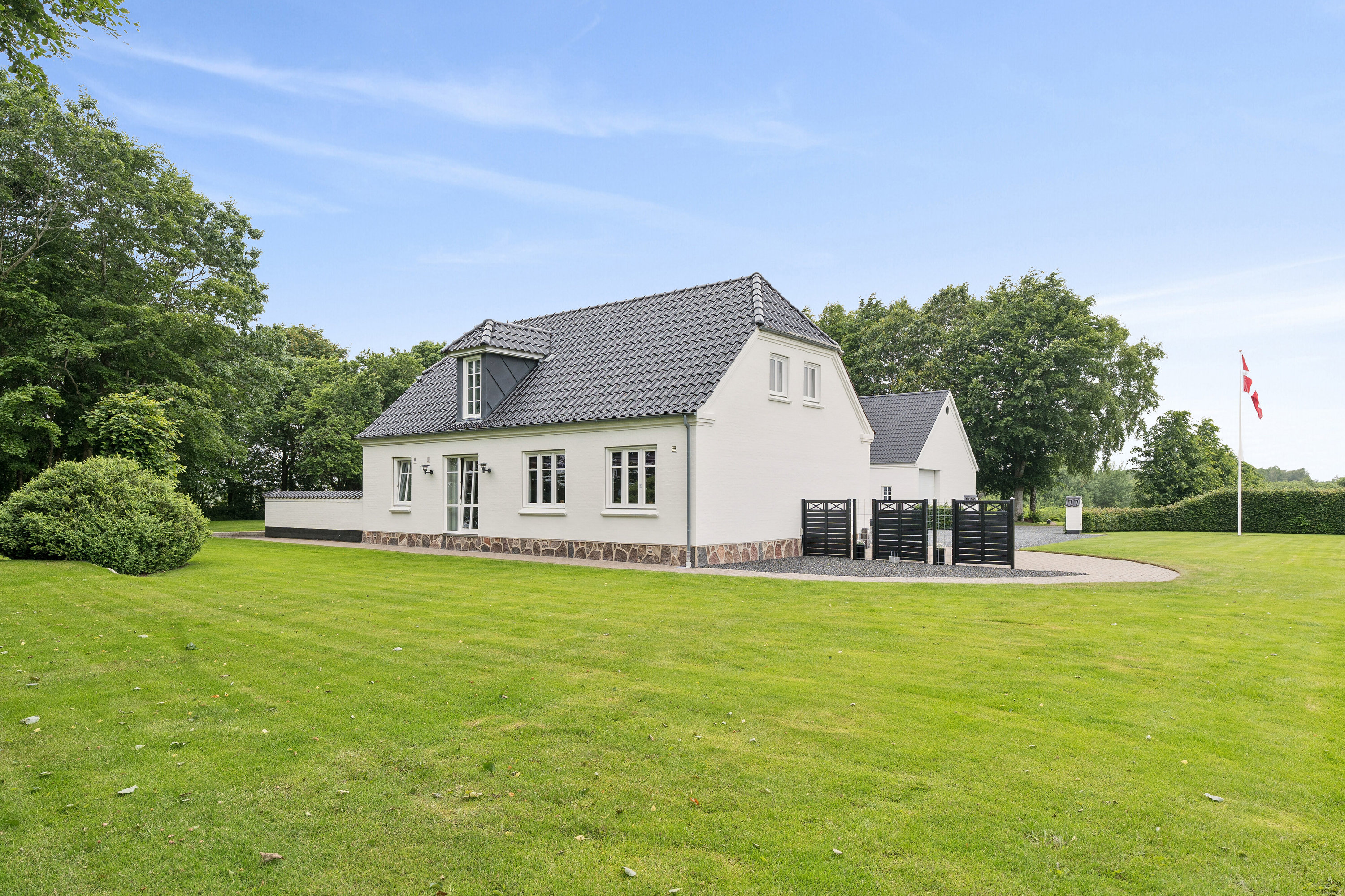 Fremhævet set fra haven billede i fuldskærmstilstand. Billede af Egebjerg Landevej 126, Vesterhede, 7250 Hejnsvig