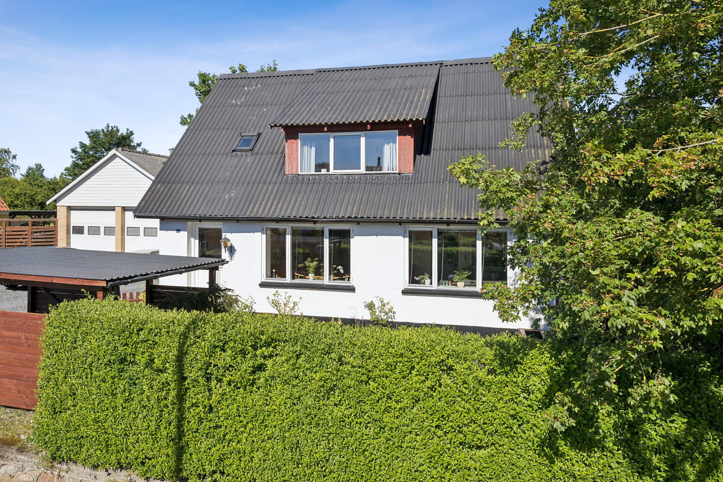 Fremhævet set fra haven billede i fuldskærmstilstand. Billede af Stationsvej 1, Sønderskov, 9800 Hjørring