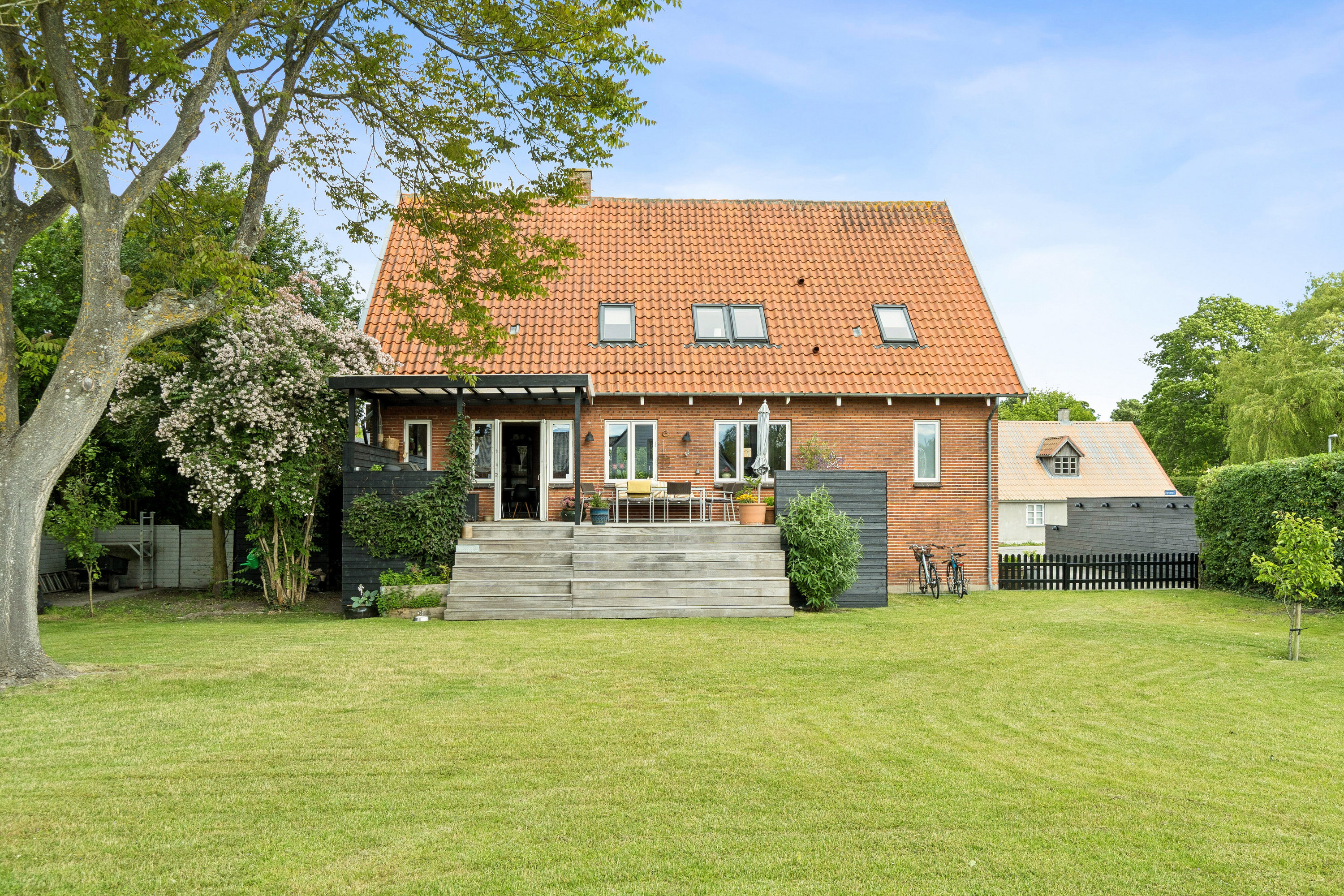 Fremhævet set fra haven billede i fuldskærmstilstand. Billede af Kirkevej 12, 4241 Vemmelev