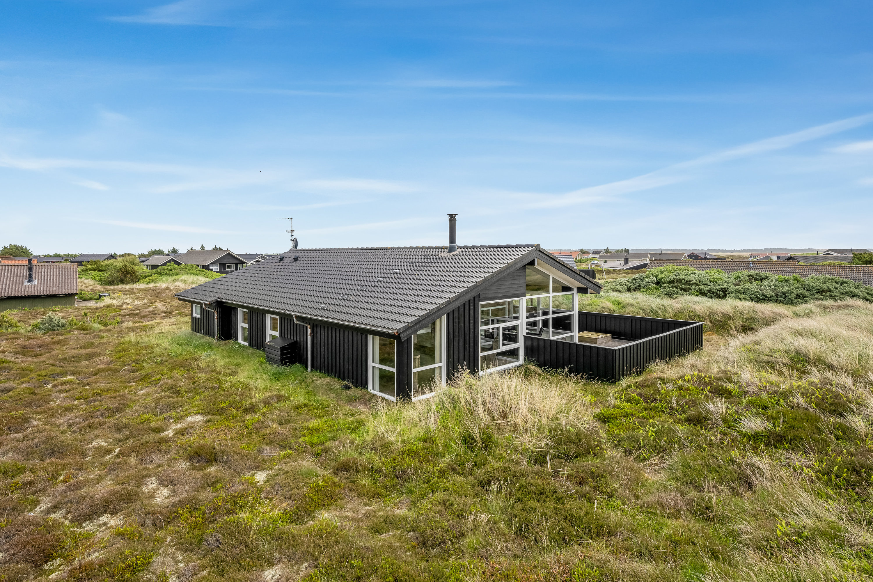 Fremhævet facade billede i fuldskærmstilstand. Billede af Rebekkavej 3, Bjerregaard, 6960 Hvide Sande