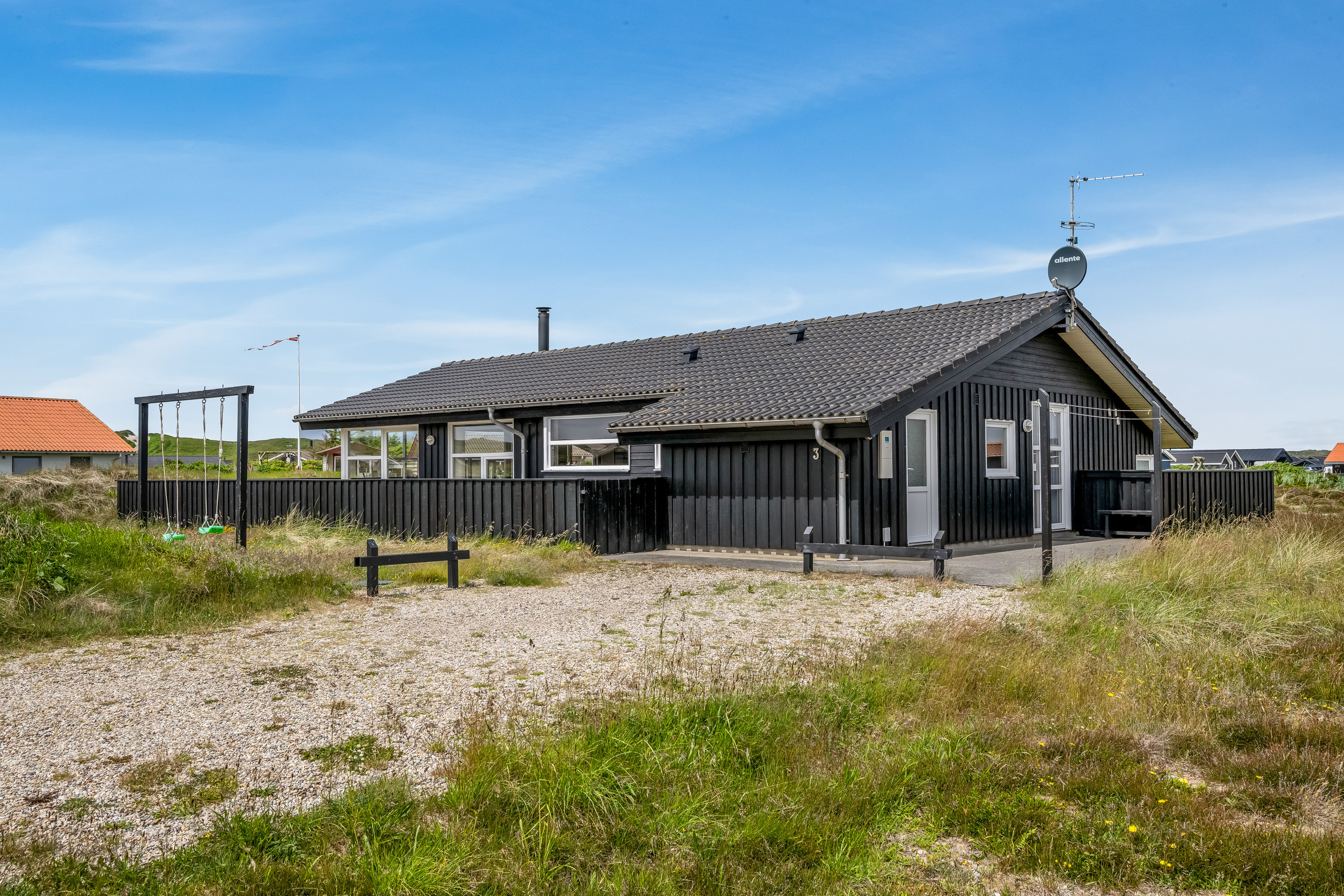 Fremhævet facade billede i fuldskærmstilstand. Billede af Rebekkavej 3, Bjerregaard, 6960 Hvide Sande