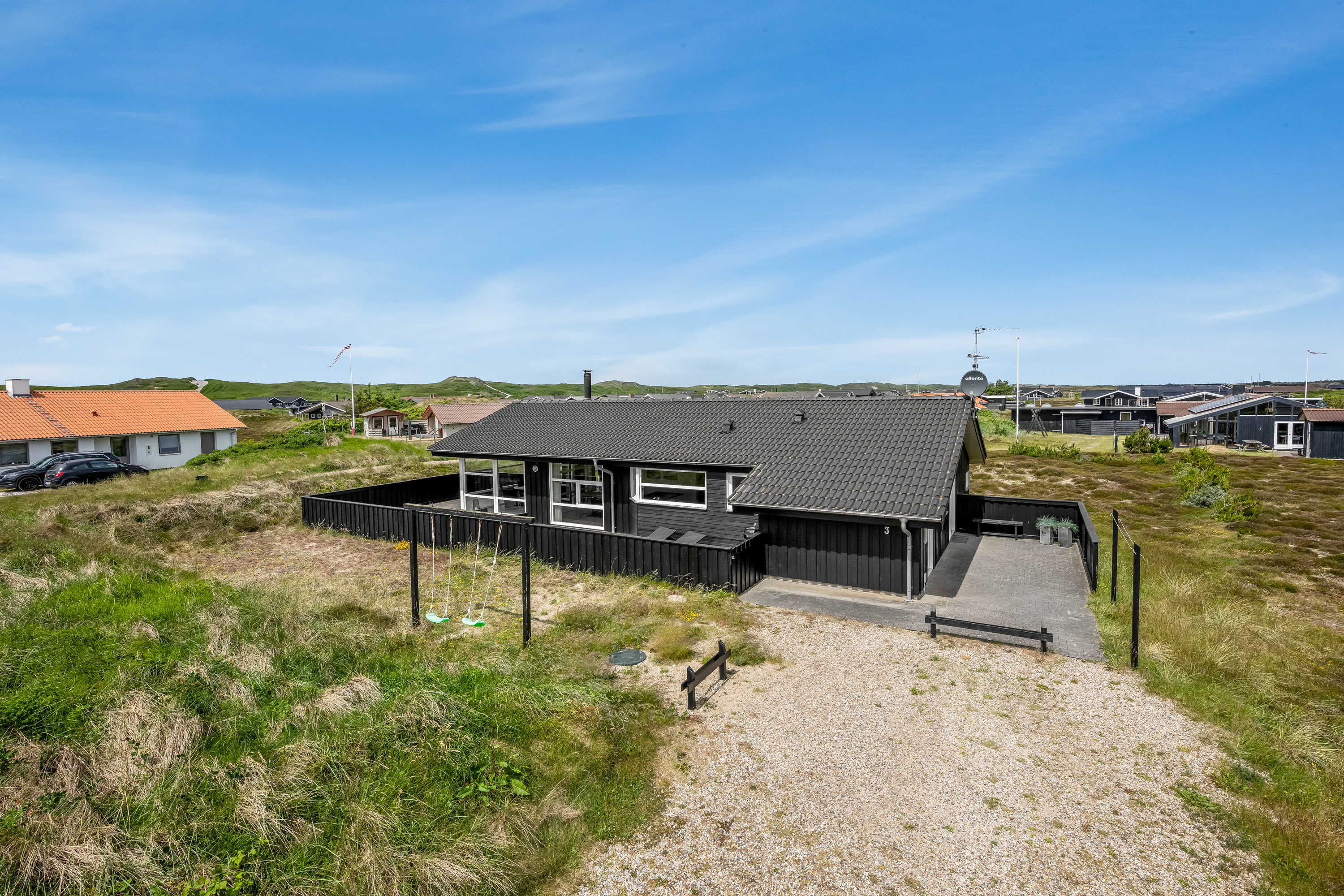 Fremhævet facade billede i fuldskærmstilstand. Billede af Rebekkavej 3, Bjerregaard, 6960 Hvide Sande