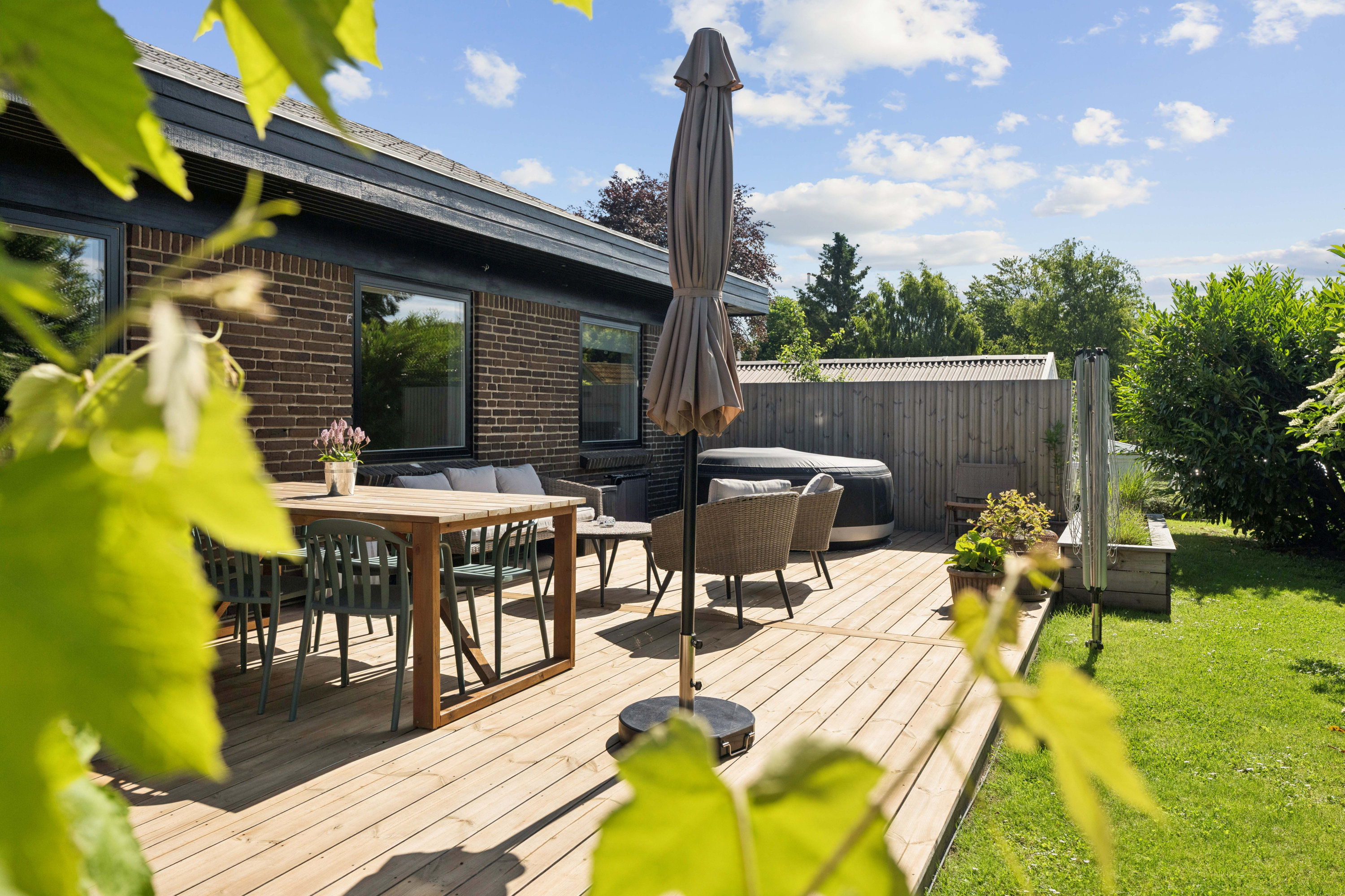 Fremhævet terrasse billede i fuldskærmstilstand. Billede af Egå Kirkesti 4, 8250 Egå
