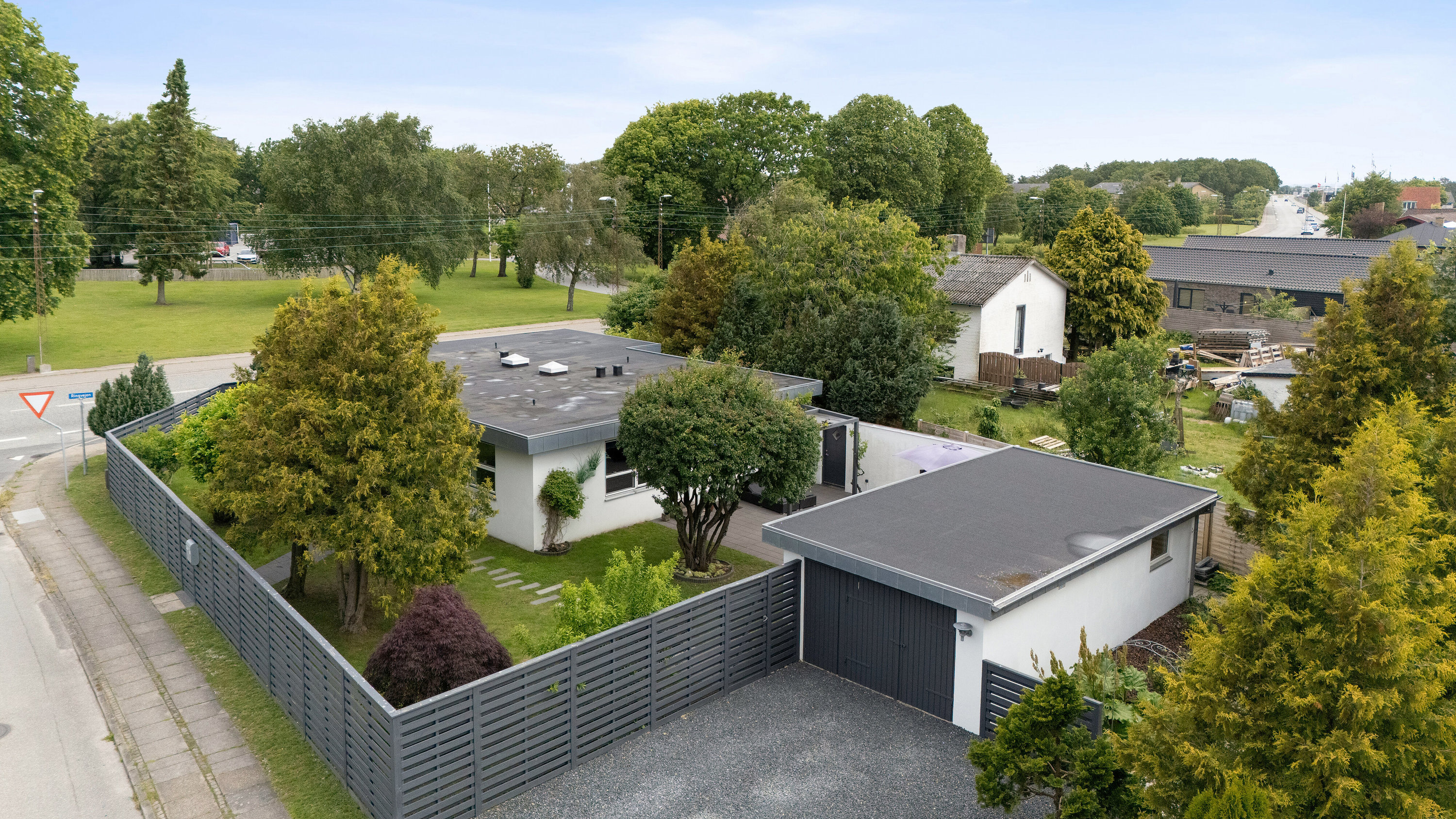 Fremhævet set fra vejen billede i fuldskærmstilstand. Billede af Skovvej 1, 9800 Hjørring