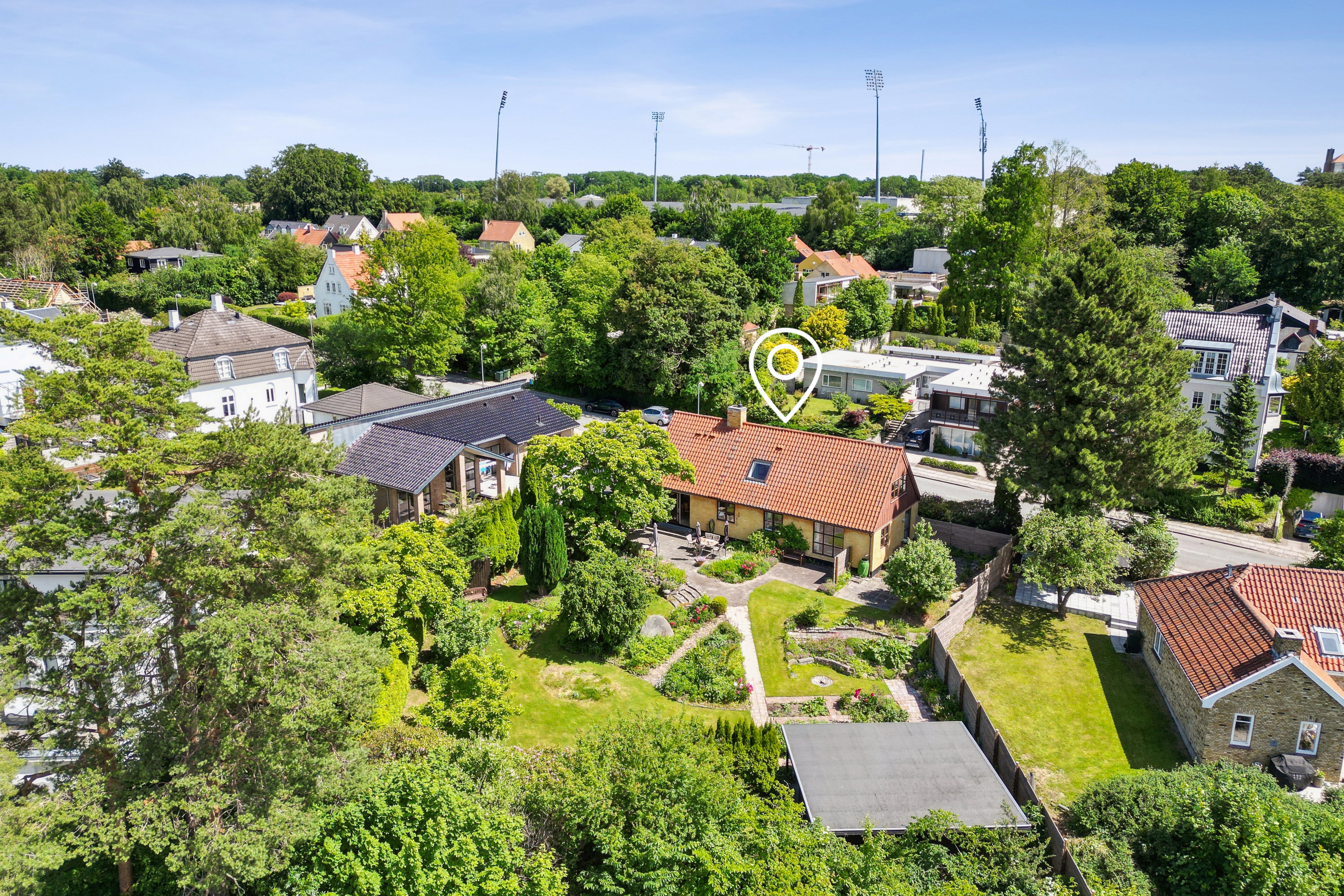 Fremhævet luftfoto billede i fuldskærmstilstand. Billede af Caroline Amalie Vej 11, 2800 Kongens Lyngby