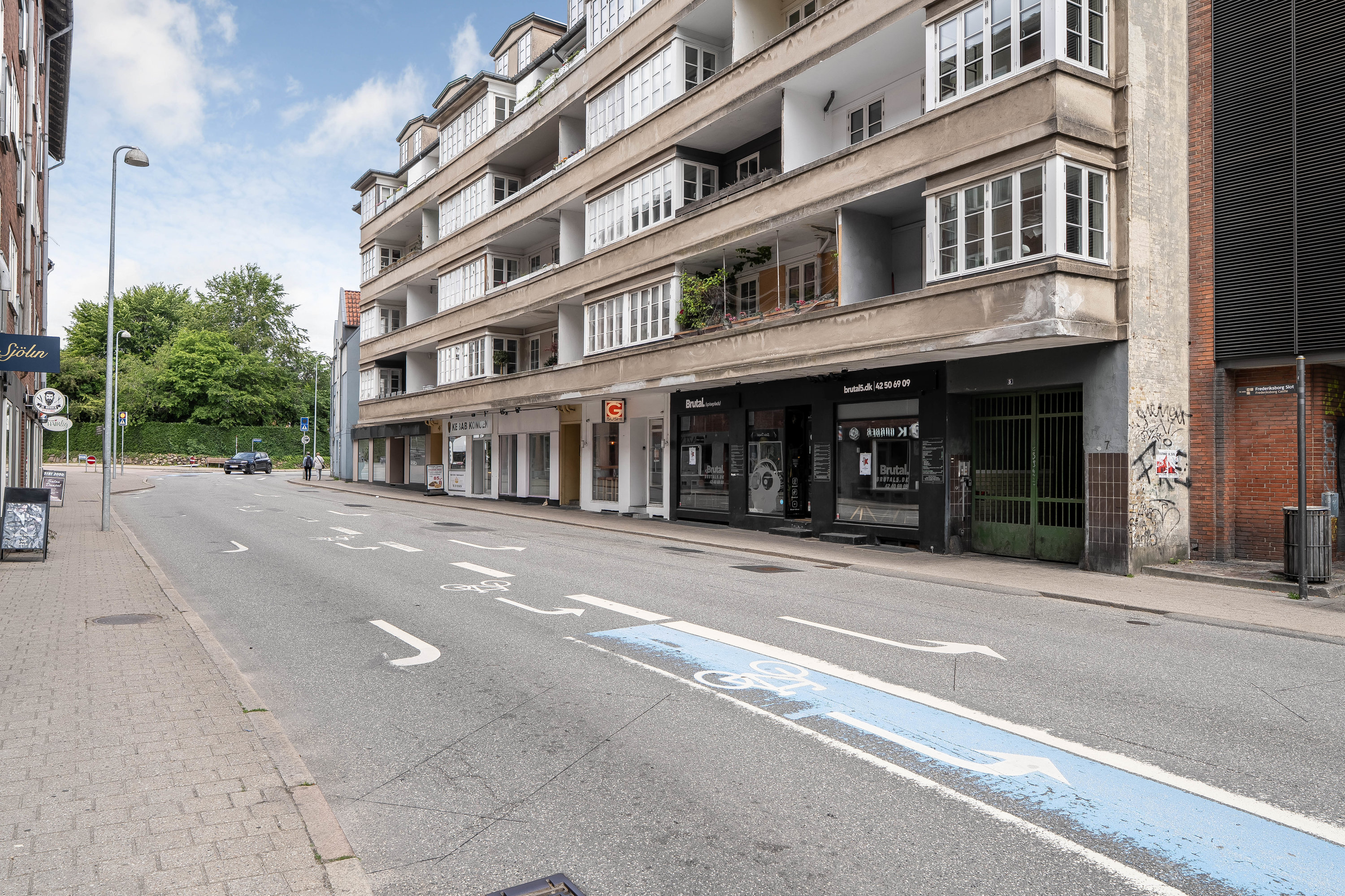 Fremhævet facade billede i fuldskærmstilstand. Billede af Søndre Jernbanevej 3A, 2. tv., 3400 Hillerød
