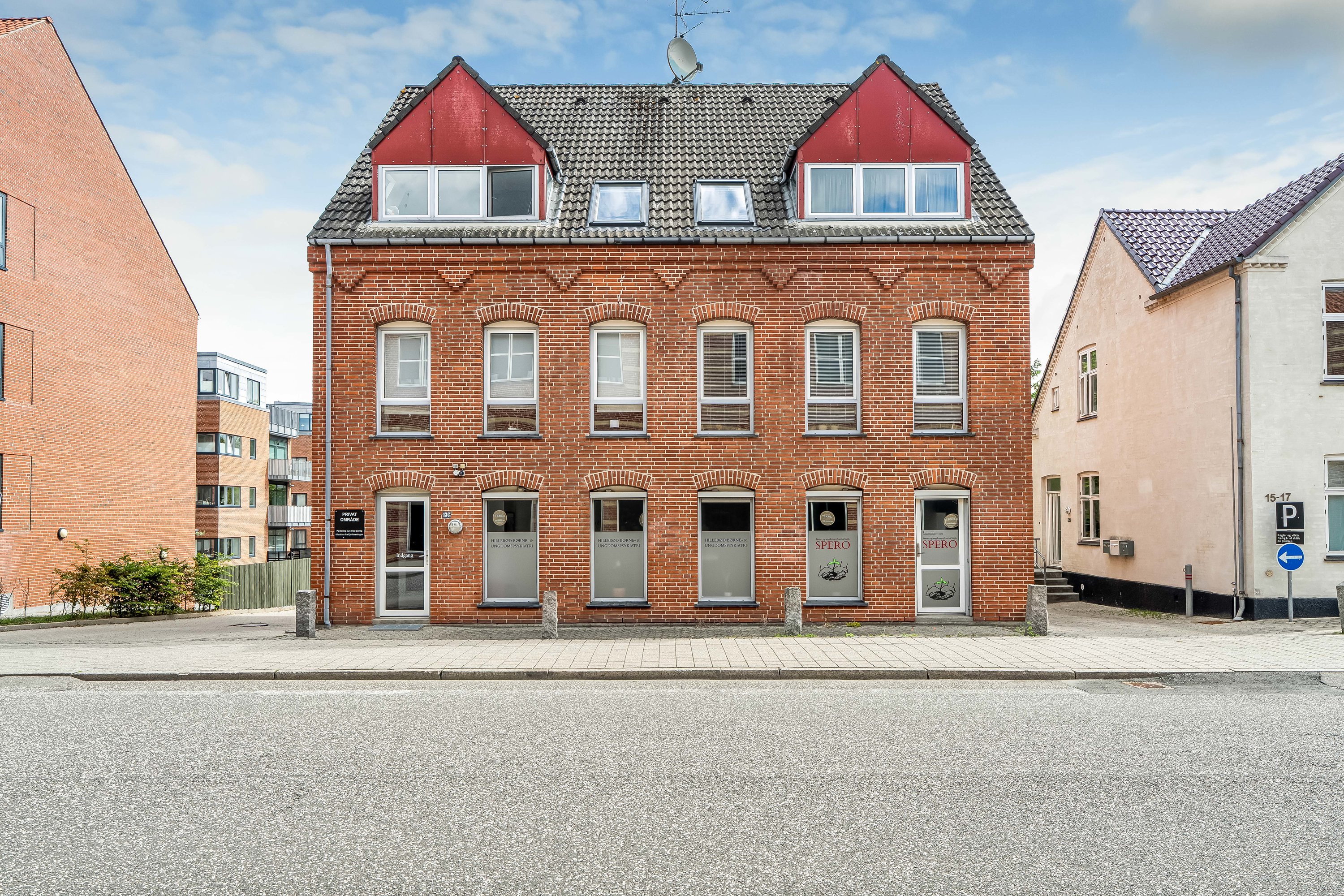 Fremhævet facade billede i fuldskærmstilstand. Billede af Nordre Jernbanevej 13C, 2. th., 3400 Hillerød