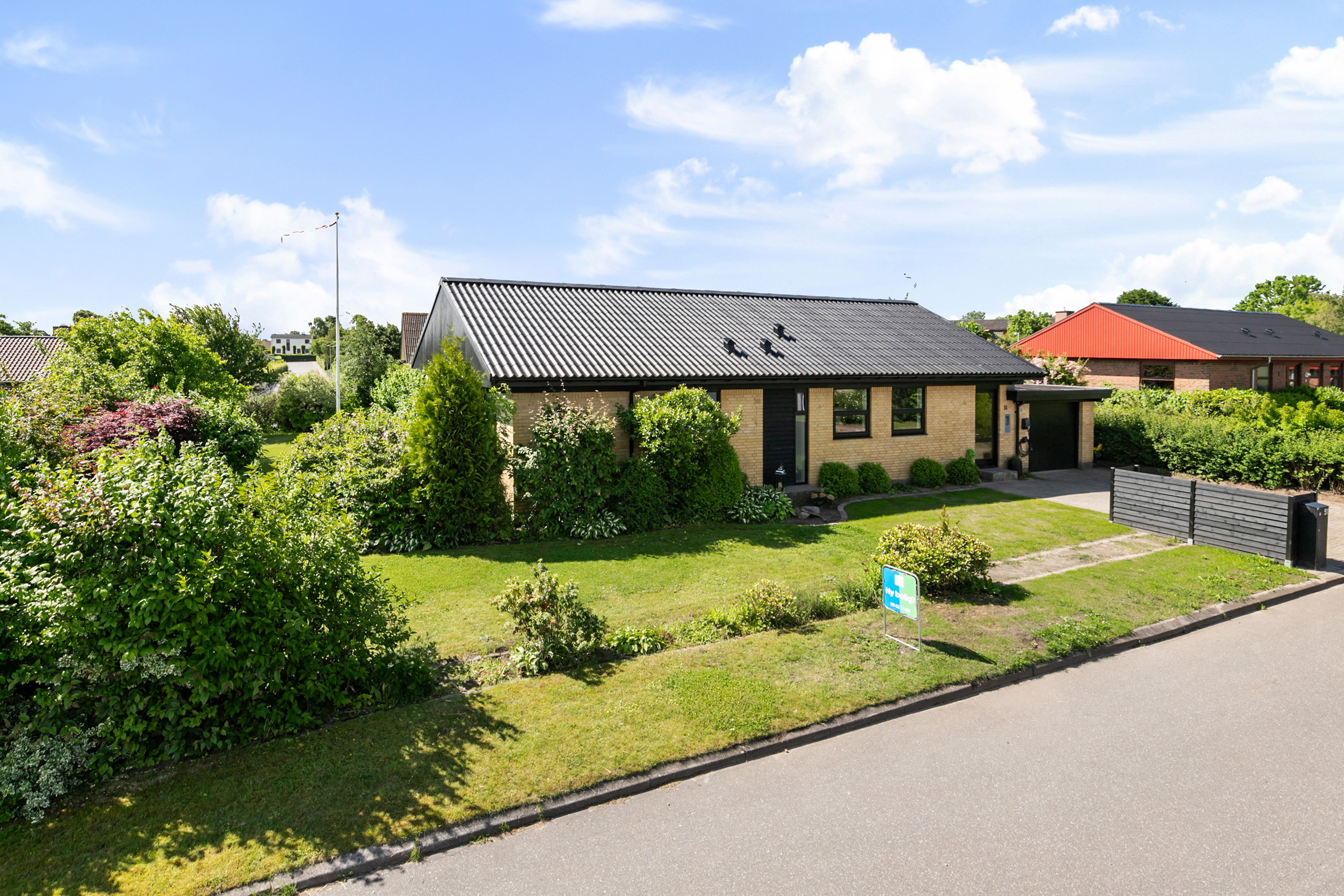 Fremhævet facade billede i fuldskærmstilstand. Billede af Drosselvej 51, 9600 Aars