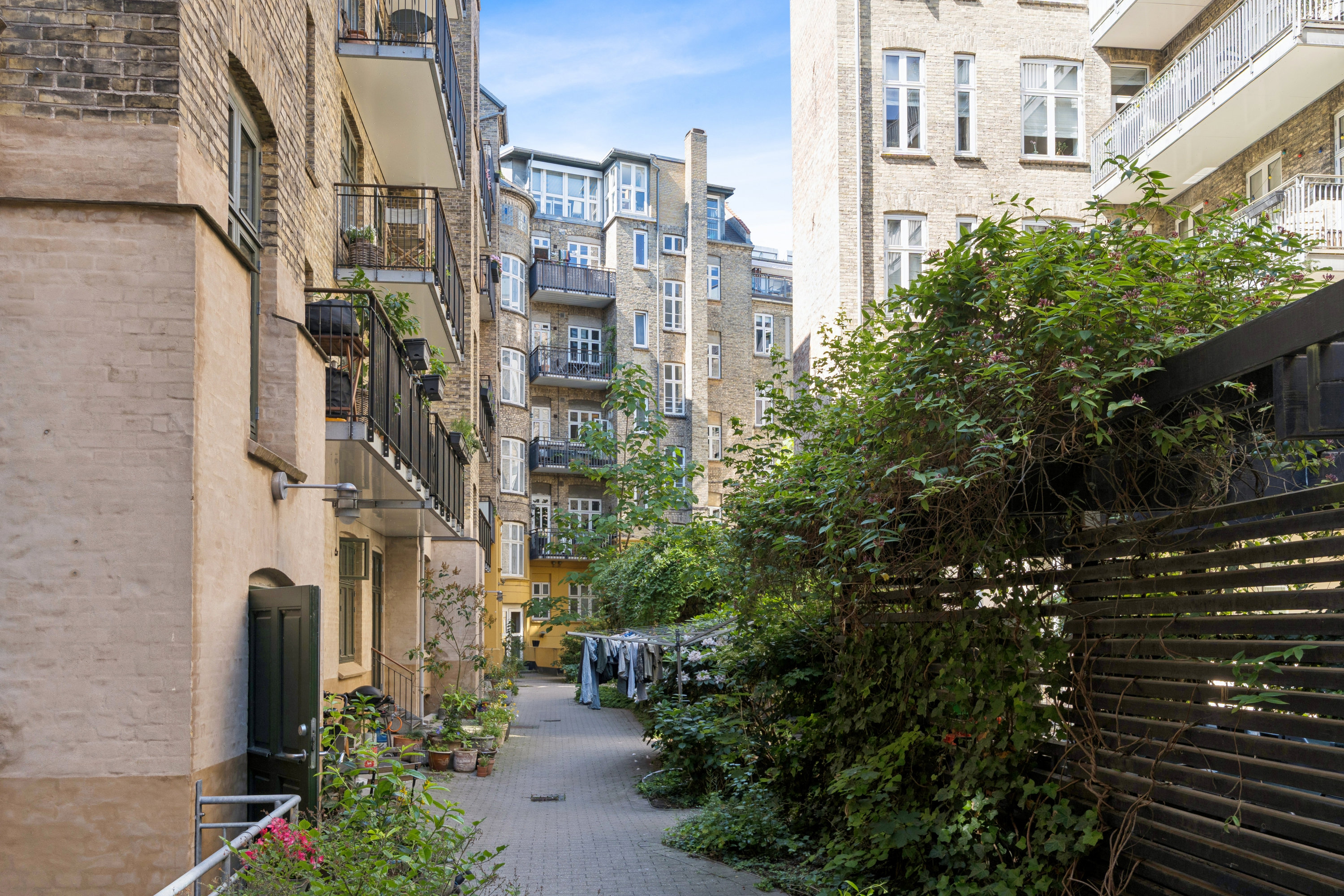 Fremhævet gårdmiljø billede i fuldskærmstilstand. Billede af Kastelsvej 9, st. 3., 2100 København Ø