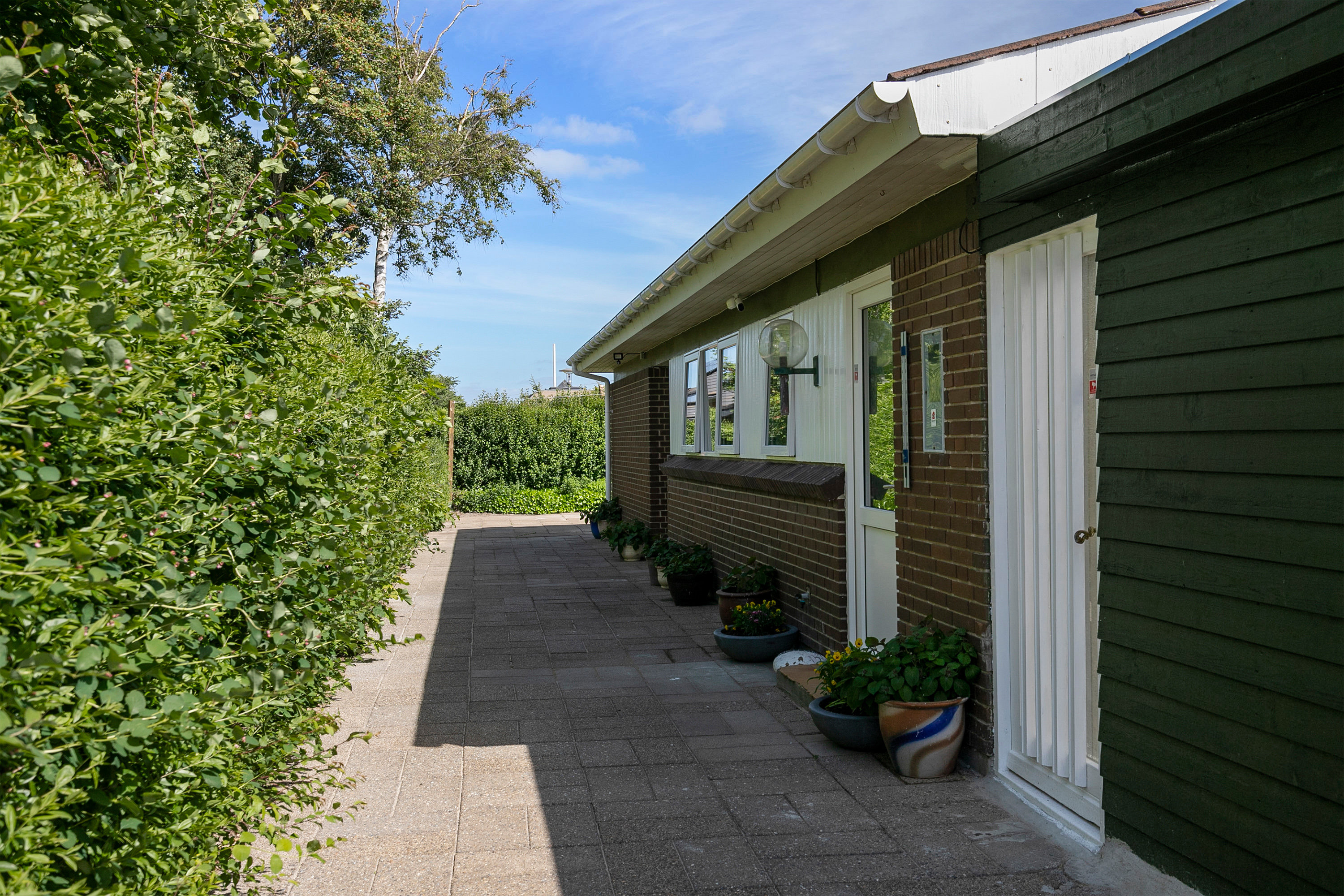 Fremhævet facade billede i fuldskærmstilstand. Billede af Hvedemarken 8, 9490 Pandrup