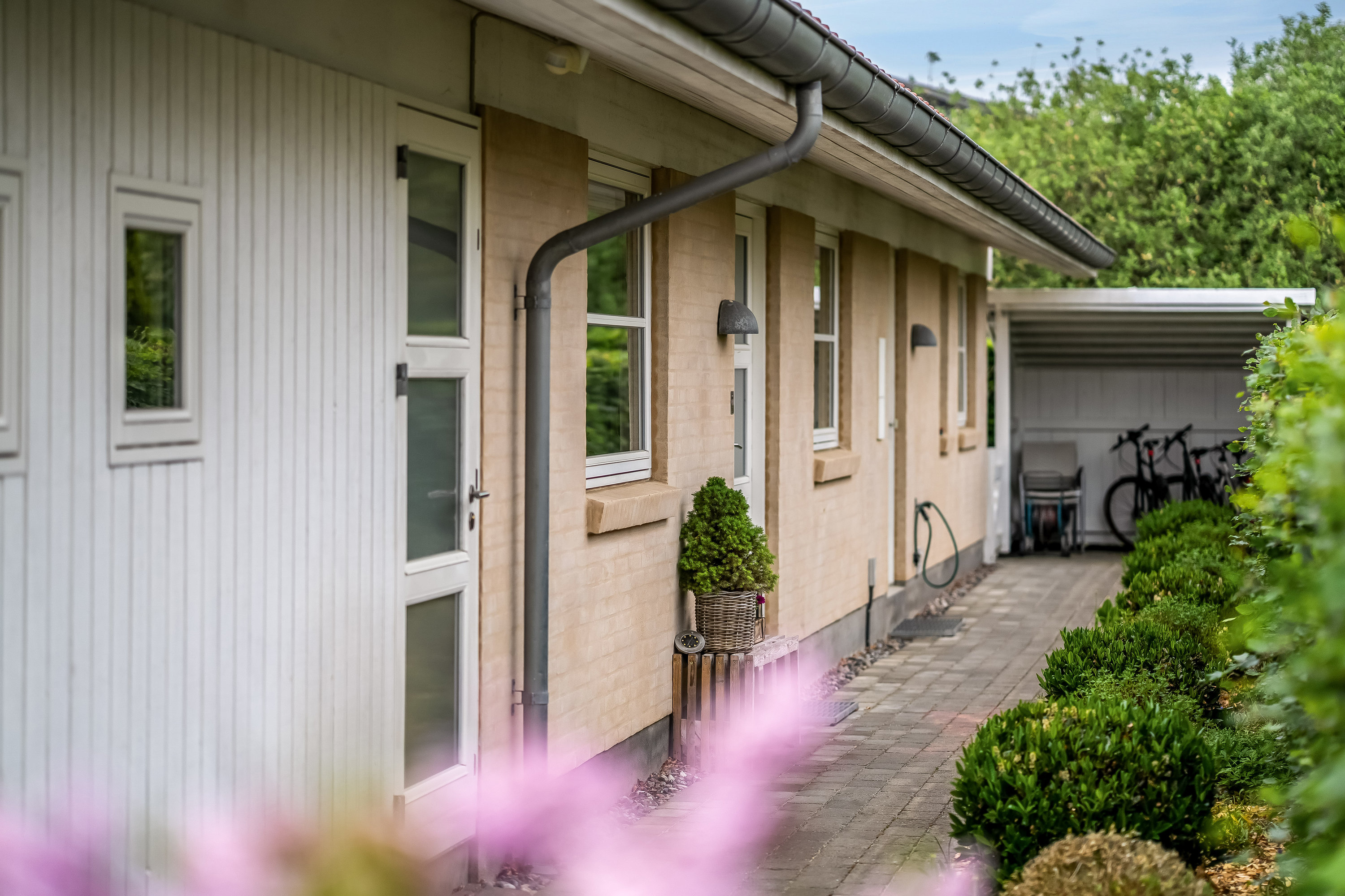 Fremhævet facade billede i fuldskærmstilstand. Billede af Axel Jarls Vej 35, 3400 Hillerød