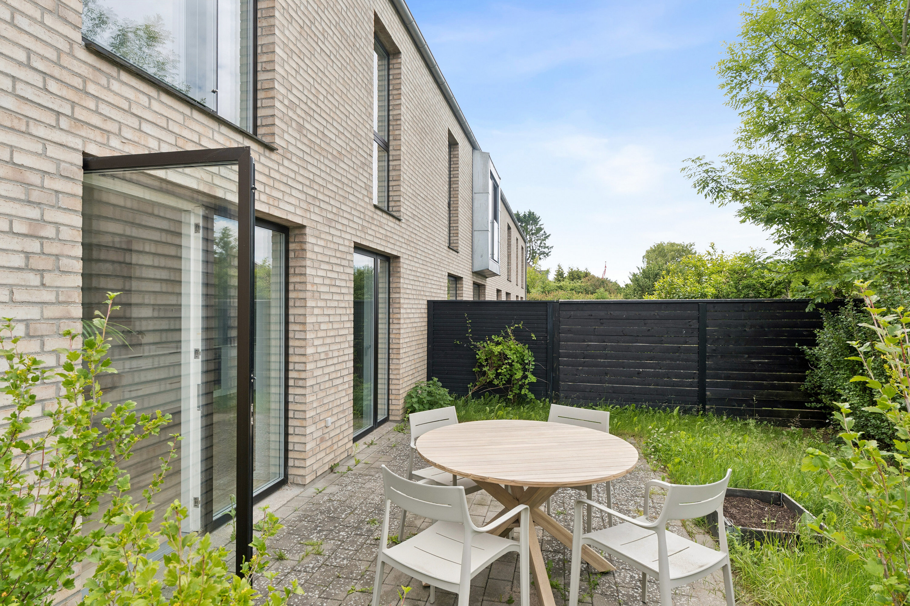 Fremhævet terrasse billede i fuldskærmstilstand. Billede af Islev Have 2, 2610 Rødovre