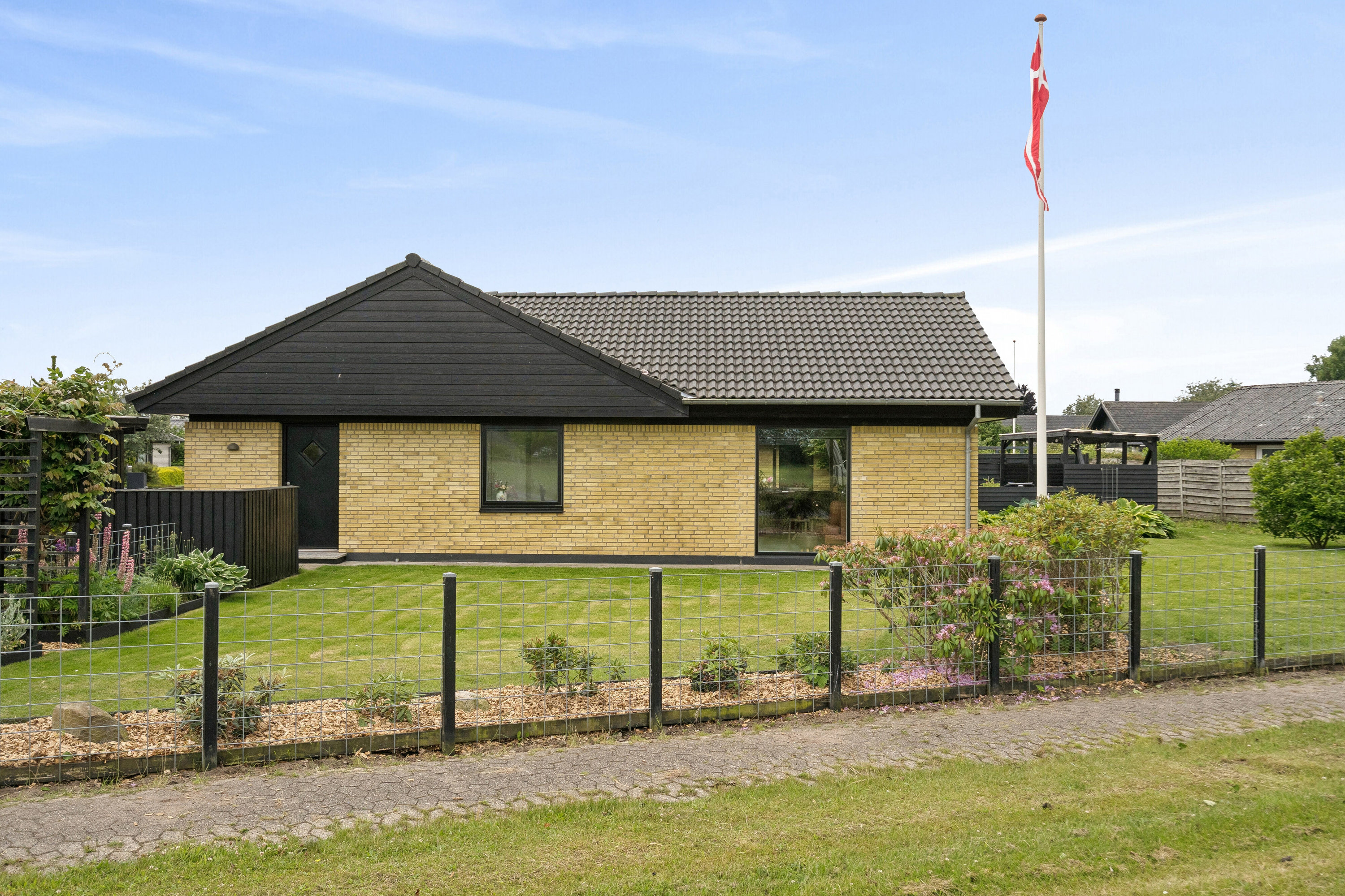 Fremhævet set fra haven billede i fuldskærmstilstand. Billede af Tiphedevej 2, 7200 Grindsted