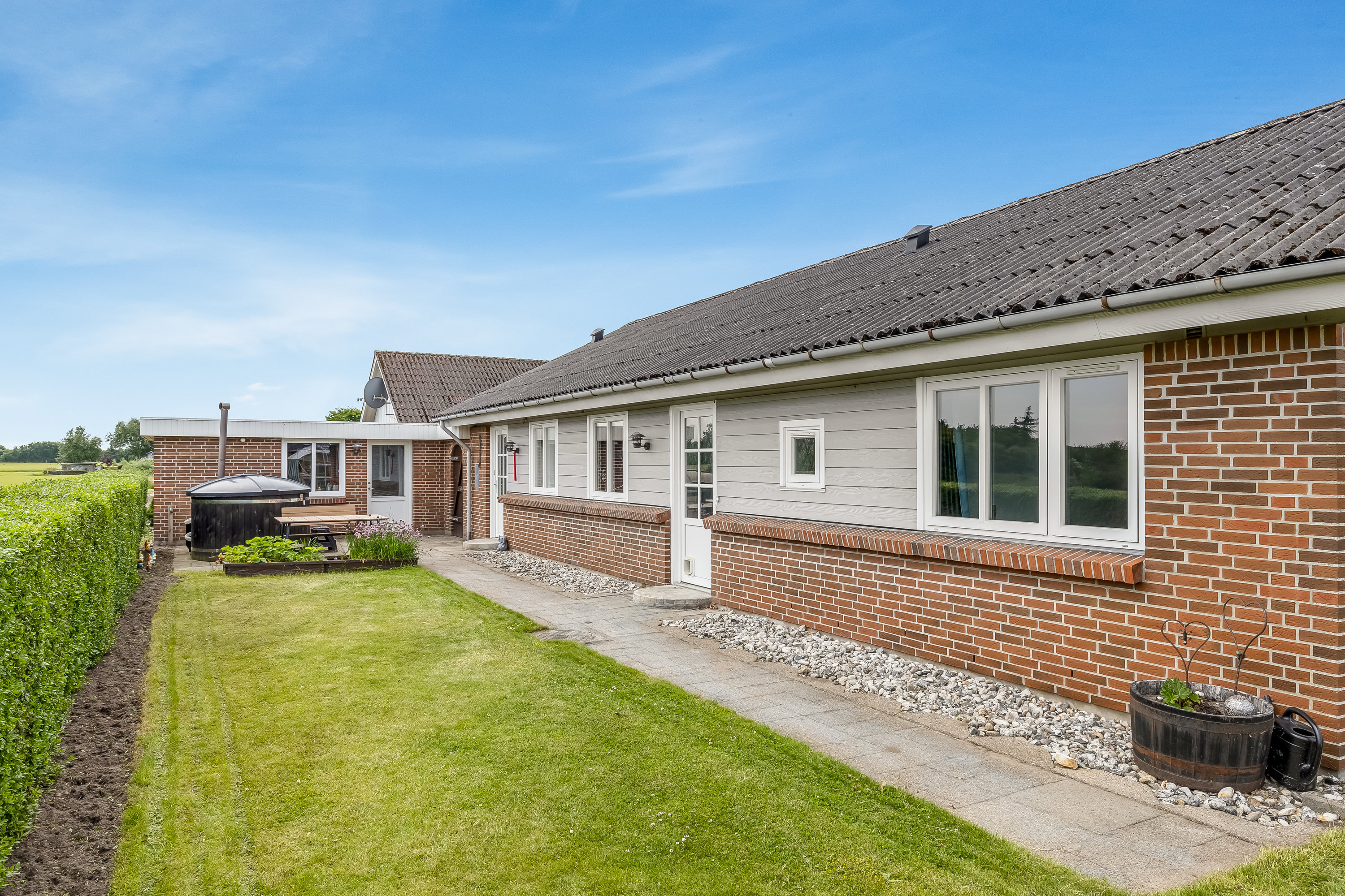 Fremhævet facade billede i fuldskærmstilstand. Billede af Rantzausvej 15, Visby, 6261 Bredebro