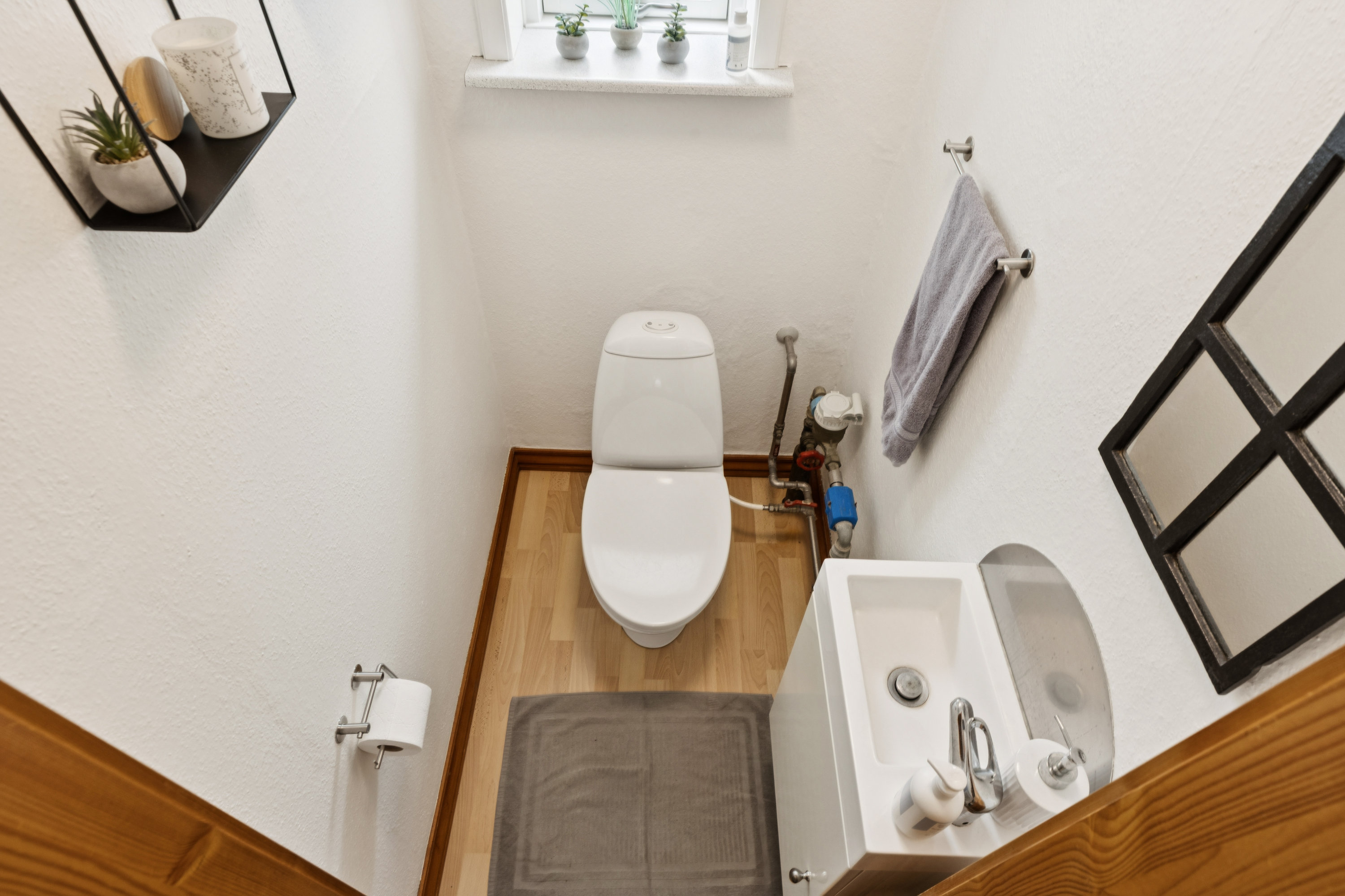 Fremhævet toilet billede i fuldskærmstilstand. Billede af Rødding Tværvej 2, 6630 Rødding
