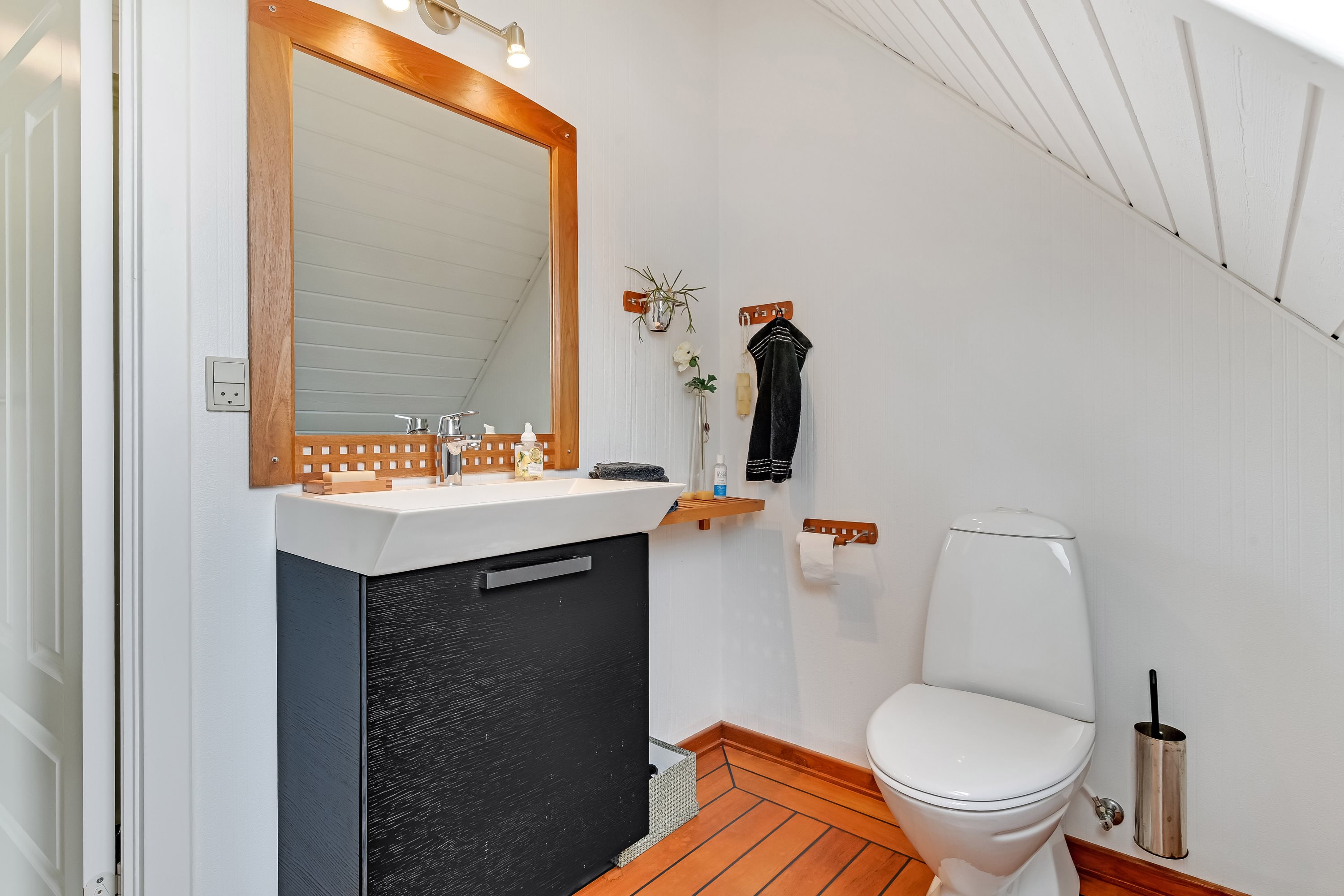 Fremhævet toilet billede i fuldskærmstilstand. Billede af Tannebækvej 20, Nørlem, 7620 Lemvig