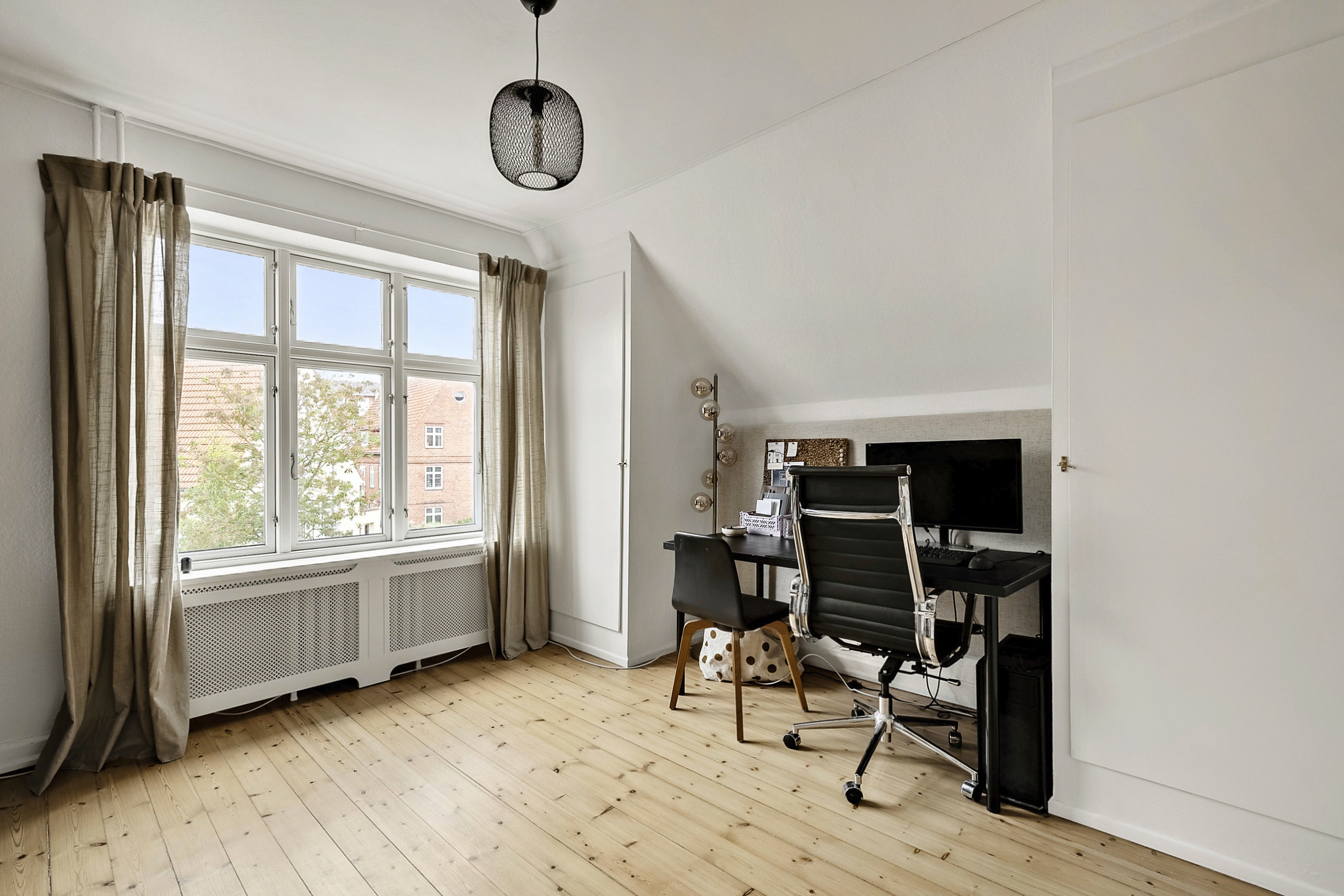Fremhævet kontor billede i fuldskærmstilstand. Billede af H. Rasmussens Vej 17, 1., 5000 Odense C