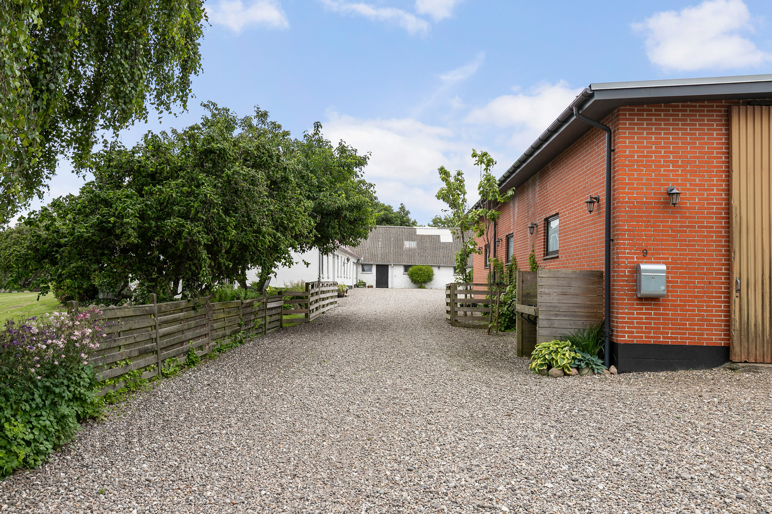 Fremhævet facade billede i fuldskærmstilstand. Billede af Øslev Byvej 9, Øslev, 9690 Fjerritslev