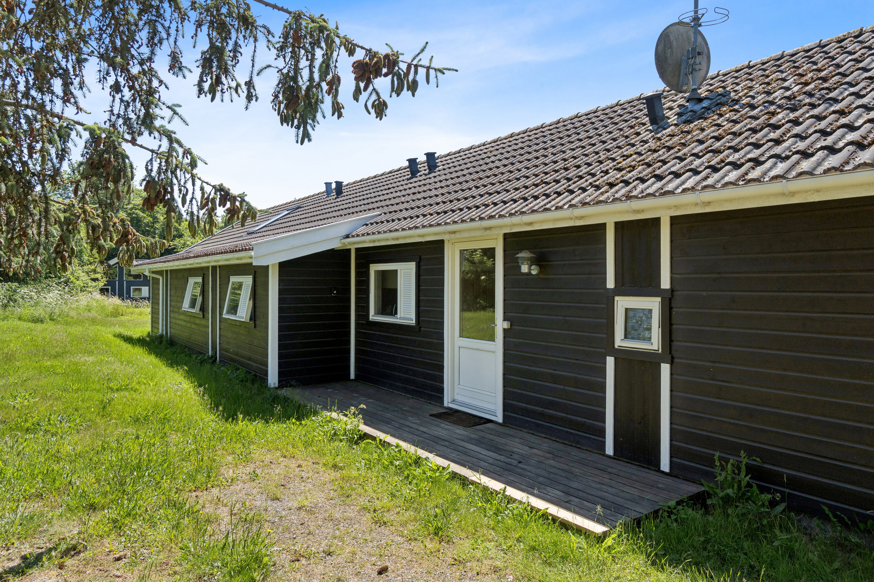 Fremhævet set fra haven billede i fuldskærmstilstand. Billede af Boesvej 3, Pedersker, 3720 Aakirkeby