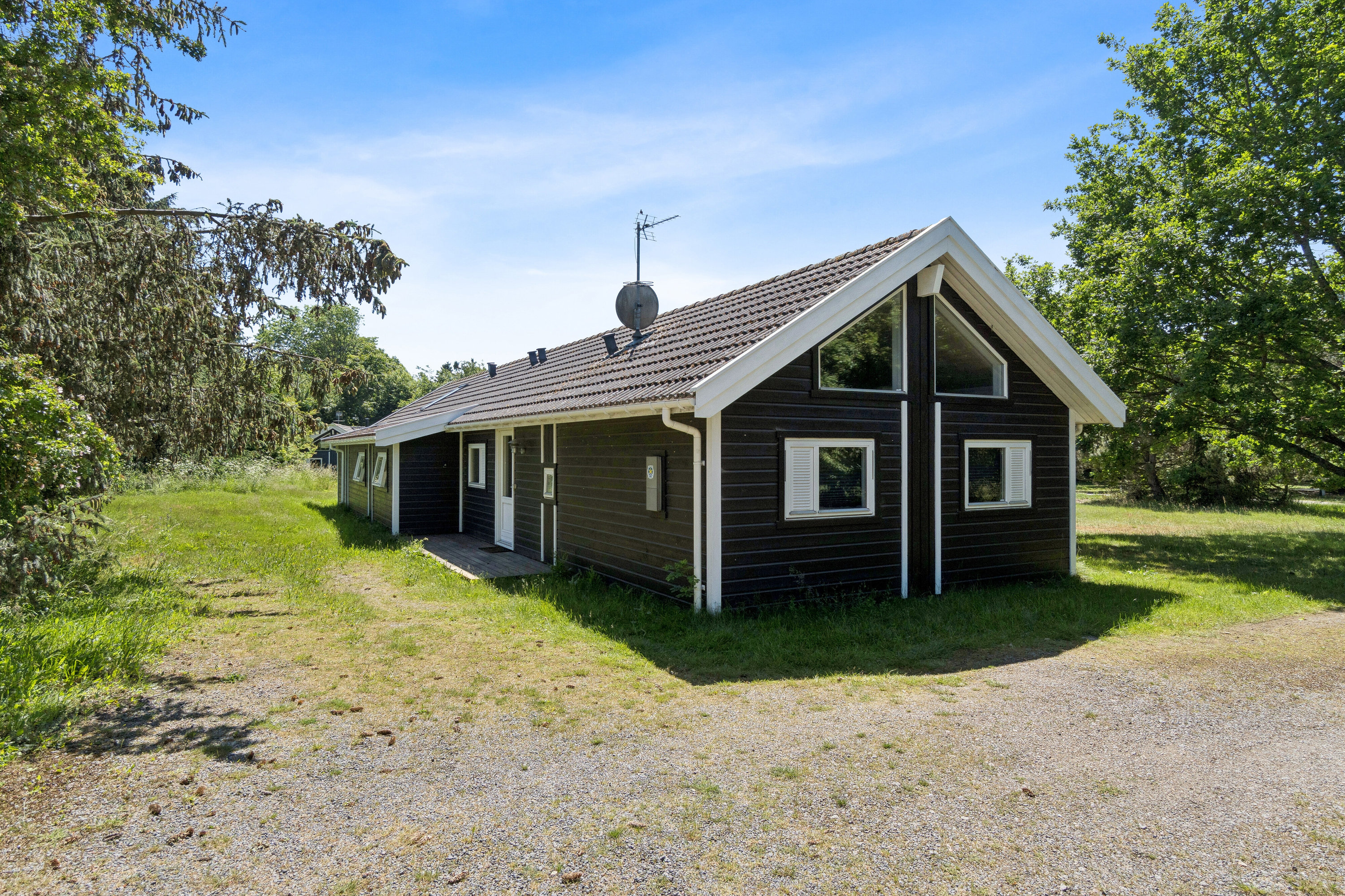 Fremhævet set fra vejen billede i fuldskærmstilstand. Billede af Boesvej 3, Pedersker, 3720 Aakirkeby